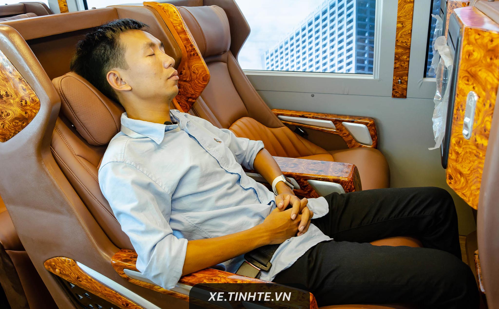[VMS18] Ngồi thử xe DCar hạng thương gia 19 chỗ: ghế ngồi lớn, di chuyển trong xe linh hoạt