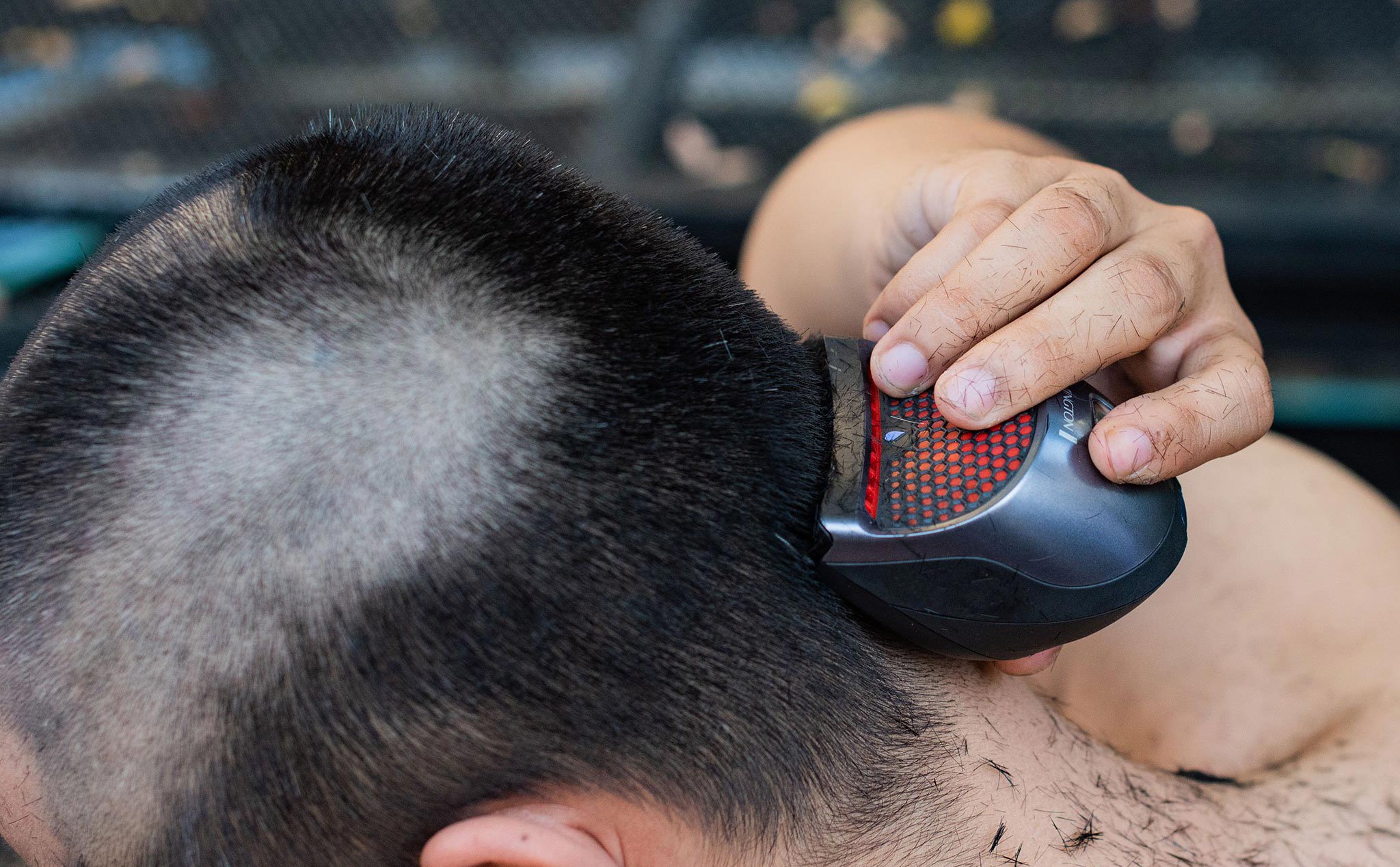 Trên tay tông đơ Remington: thiết kế gọn gàng và hiệu quả, tự cạo quả đầu mất 4 phút