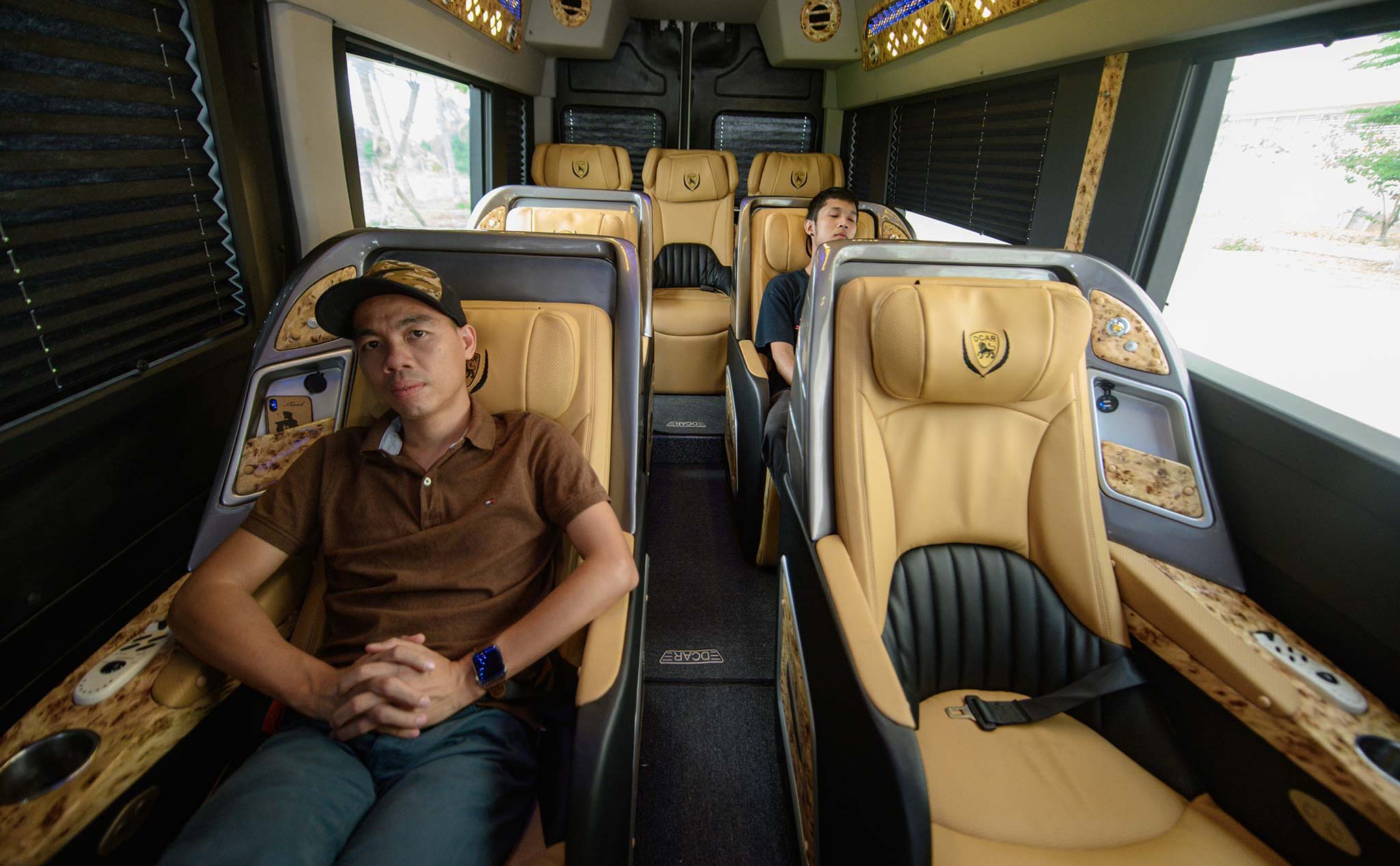 Trên tay xe DCar Limousine 10 chỗ ngồi với ghế First Class