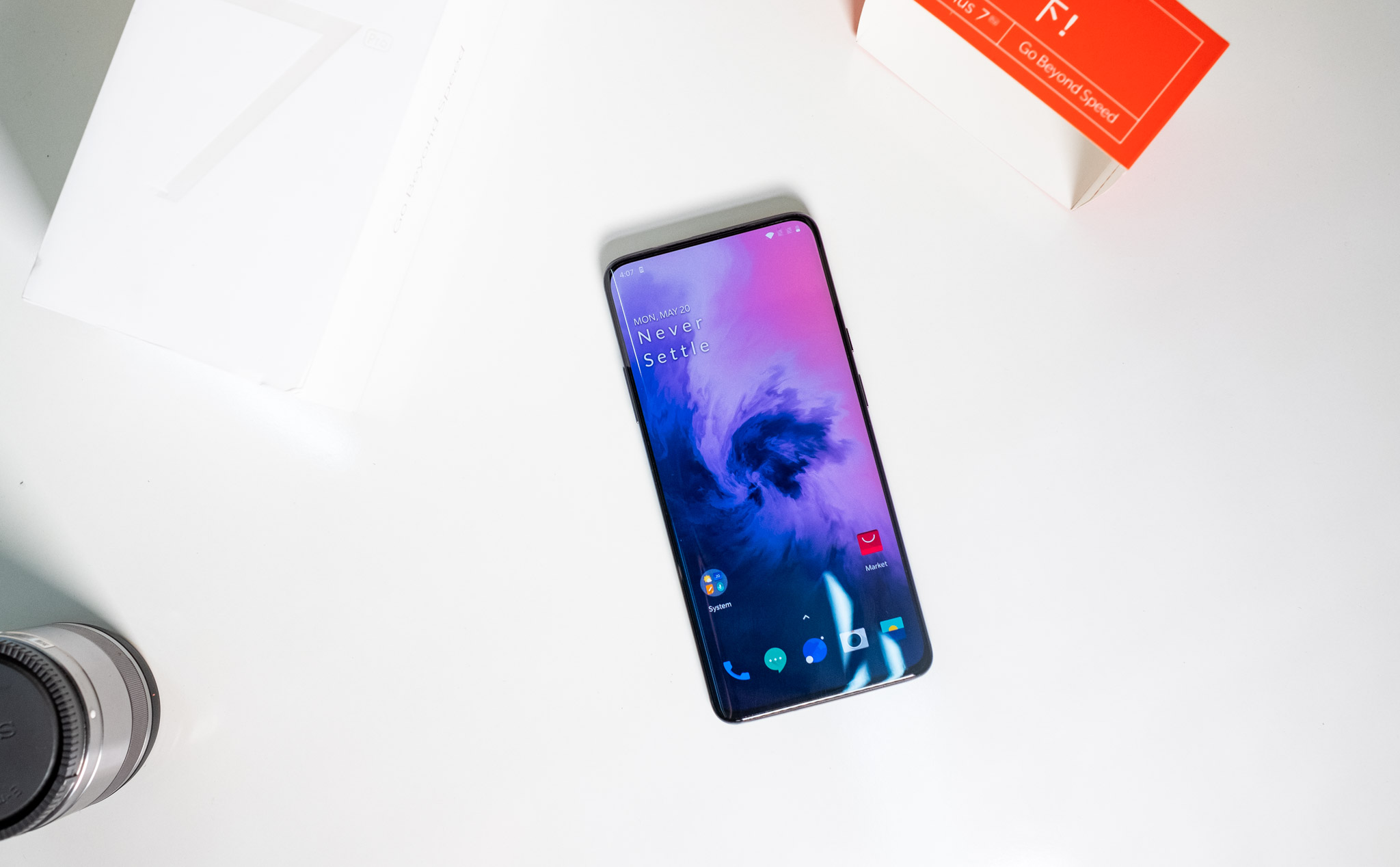 Mở hộp OnePlus 7 Pro: màn hình lớn, tràn viền, 3 camera, cấu hình khủng làm nên Pro