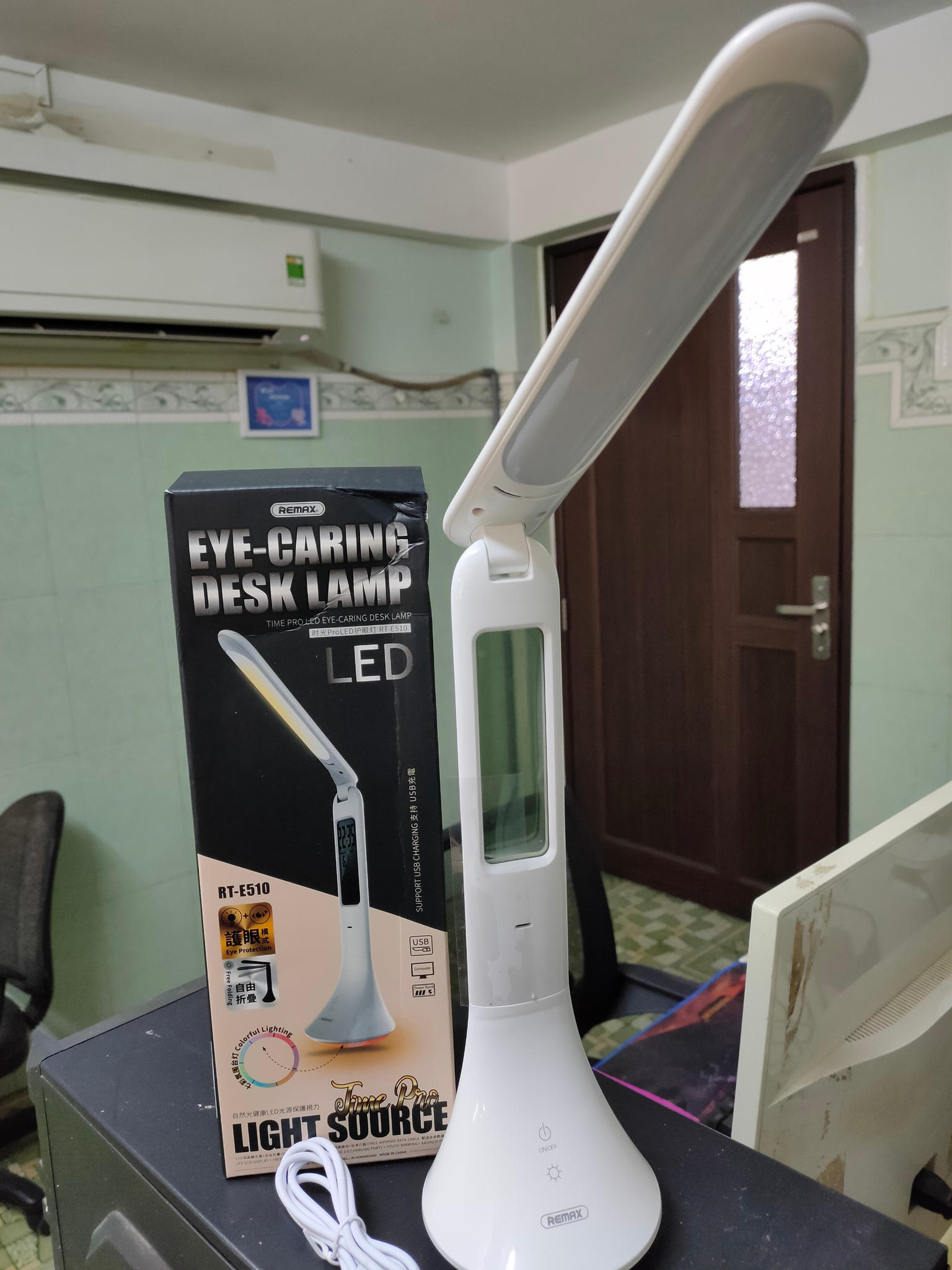 Đèn Led để bàn thông minh tích hợp đồng hồ Remax RT-E510 bảo vệ mắt