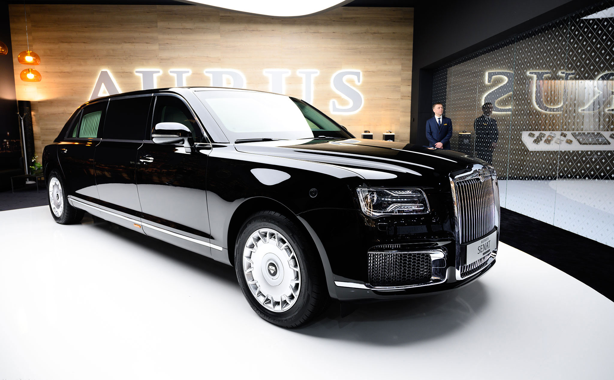 "Rolls-Royce phiên bản Nga" bắt đầu sản xuất, giá hơn 5,6 tỷ