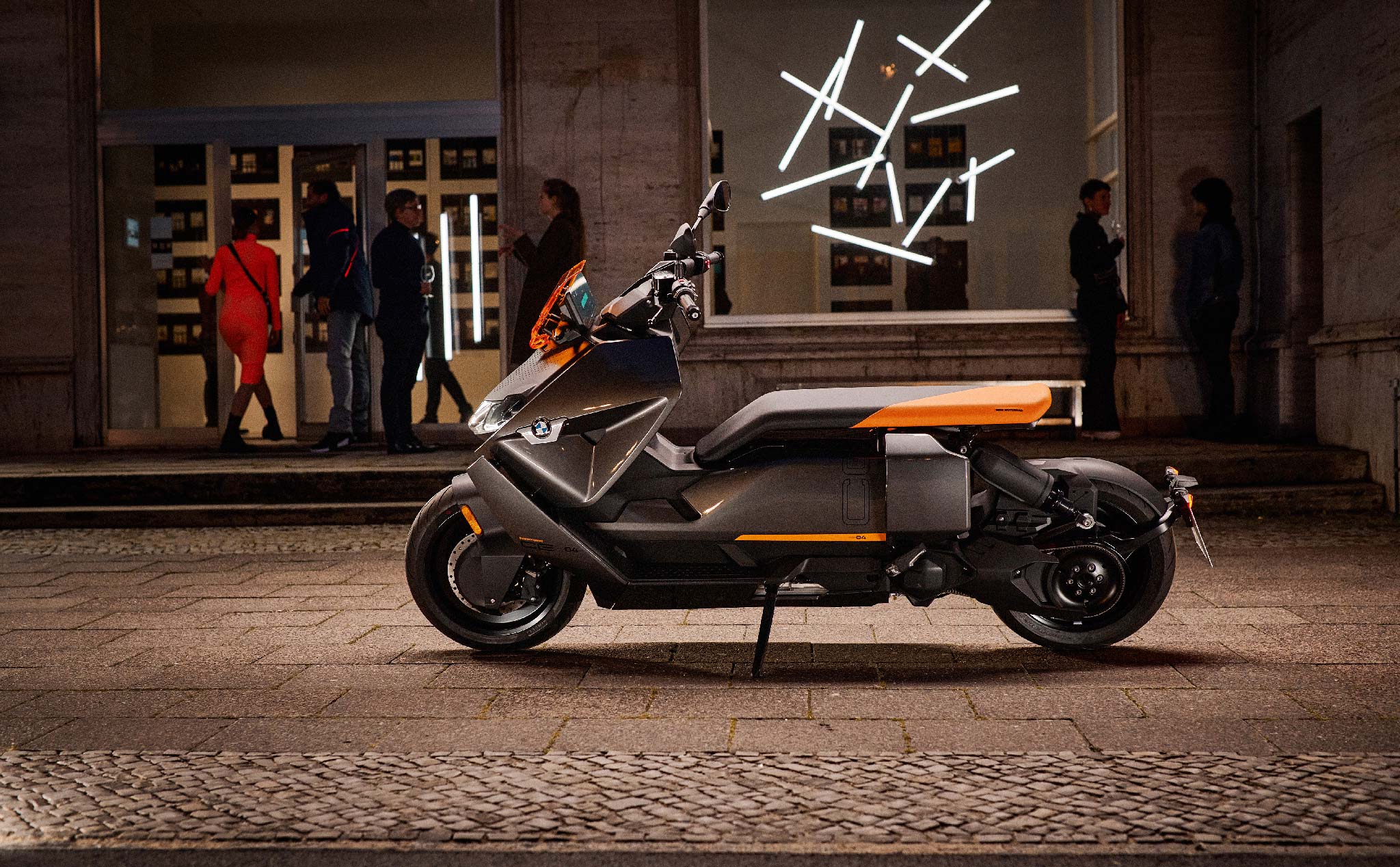 BMW CE 04 chính thức ra mắt: 42 mã lực, tốc độ tối đa 120 km/h, sạc đầy chạy được 130 km