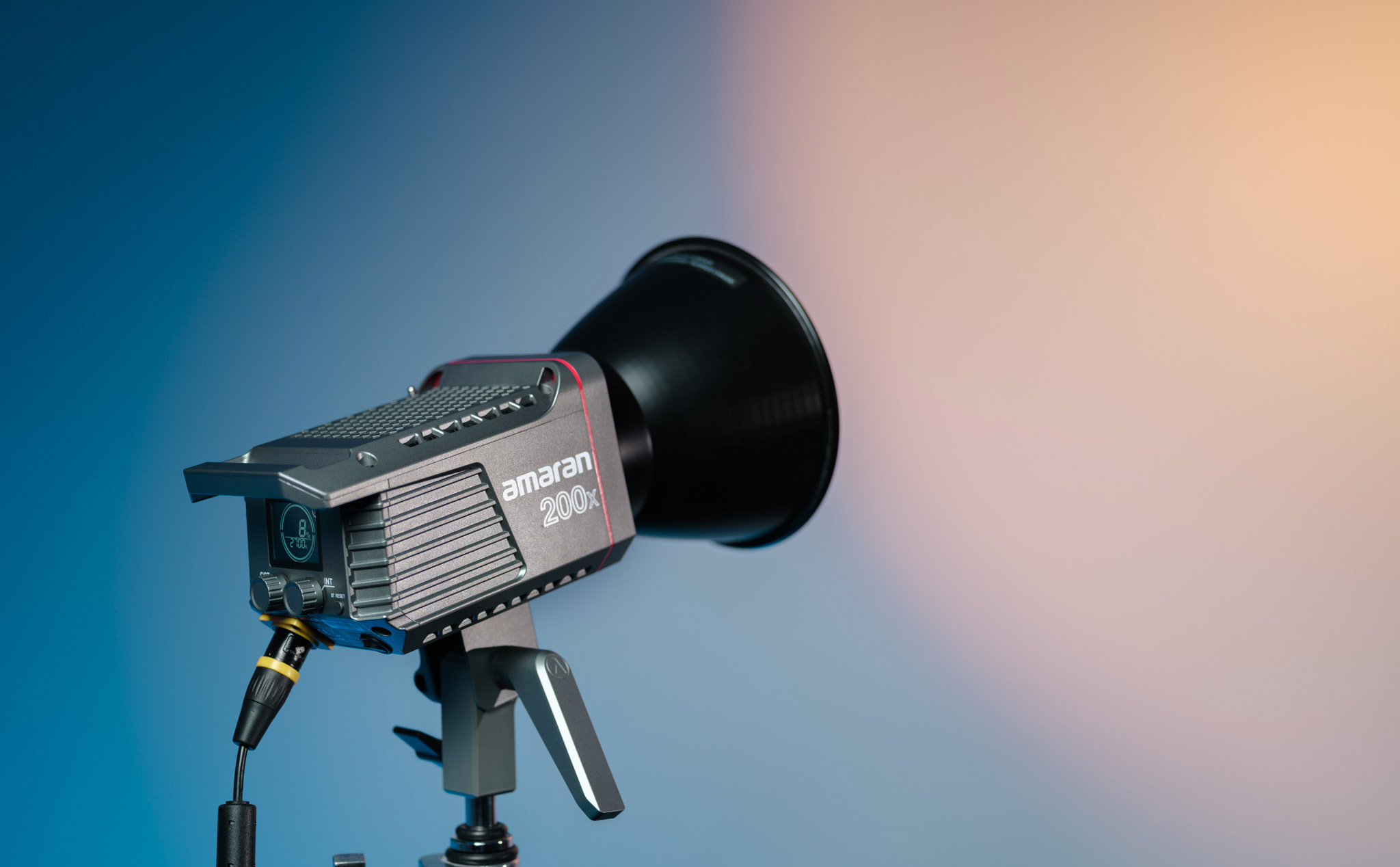 Trên tay đèn quay Aputure Amaran 200X: build tốt, nhỏ, nhẹ, có app xịn tích hợp