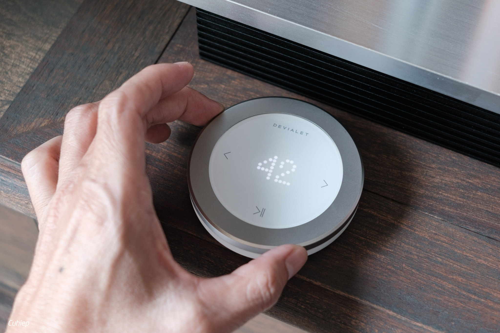 Trên tay Devialet Remote V2: 5 triệu để chỉnh âm lượng đã hơn
