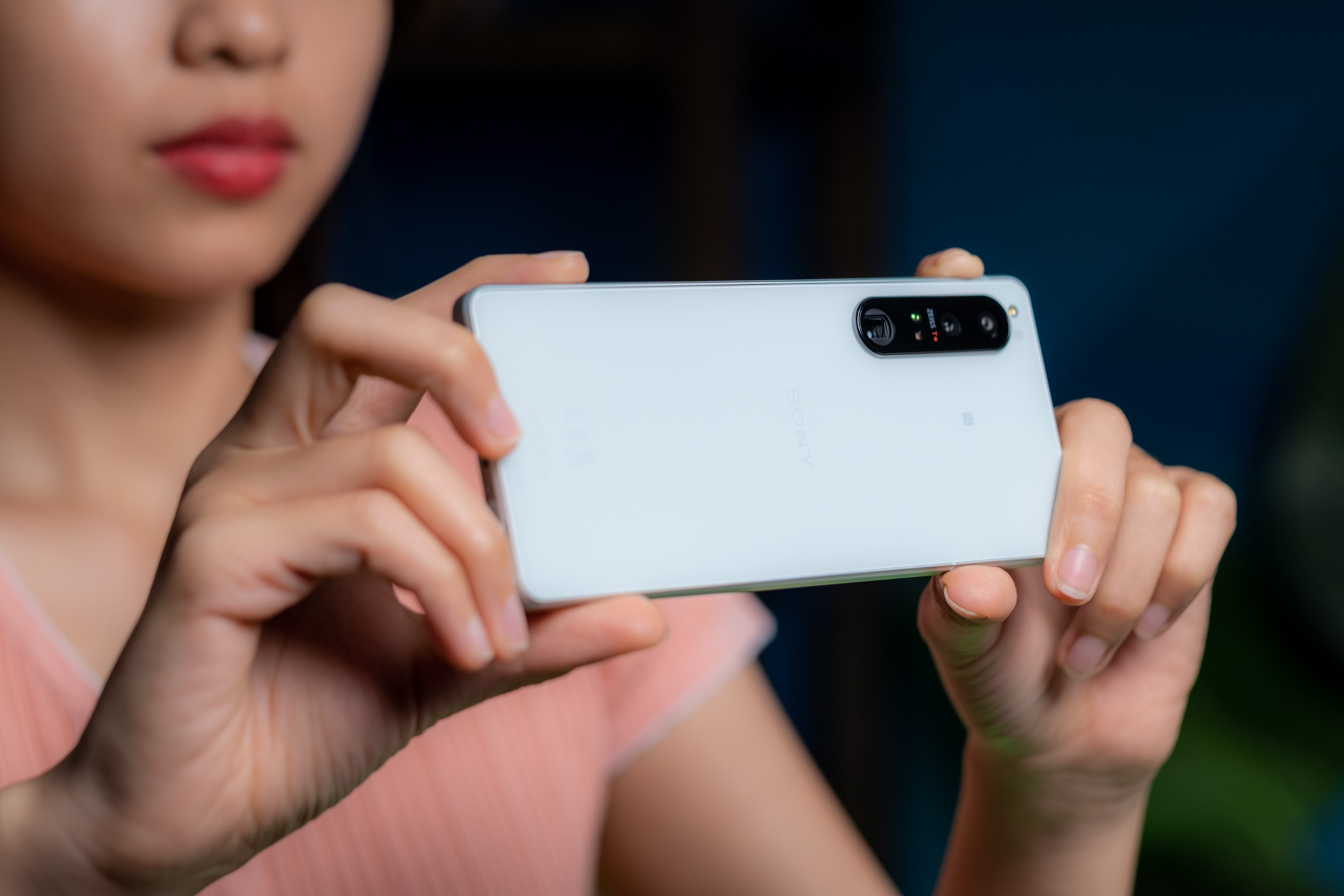 Trên tay máy ảnh có SIM Sony Xperia 1 Mark IV