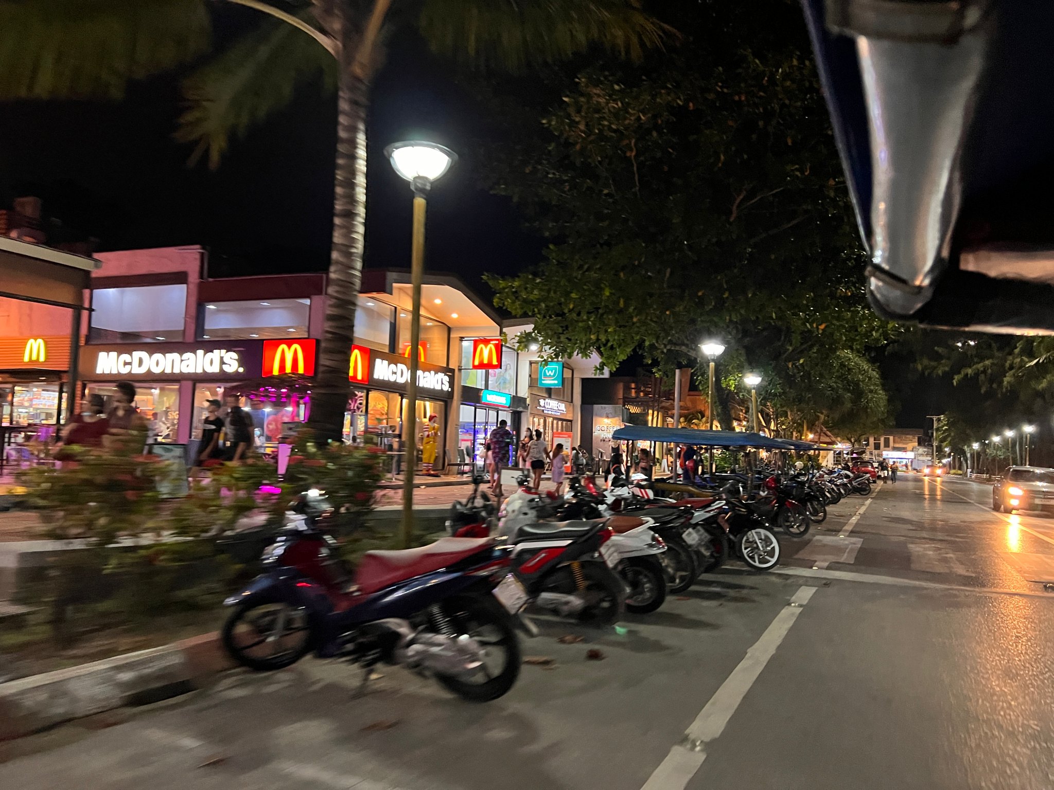 Aonang night shopping.jpg