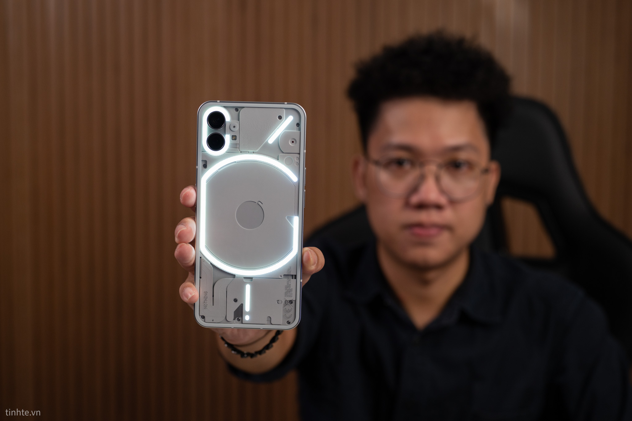 Trên tay Nothing Phone 1: hoàn thiện rất tốt, mặt lưng ấn tượng với đèn LED
