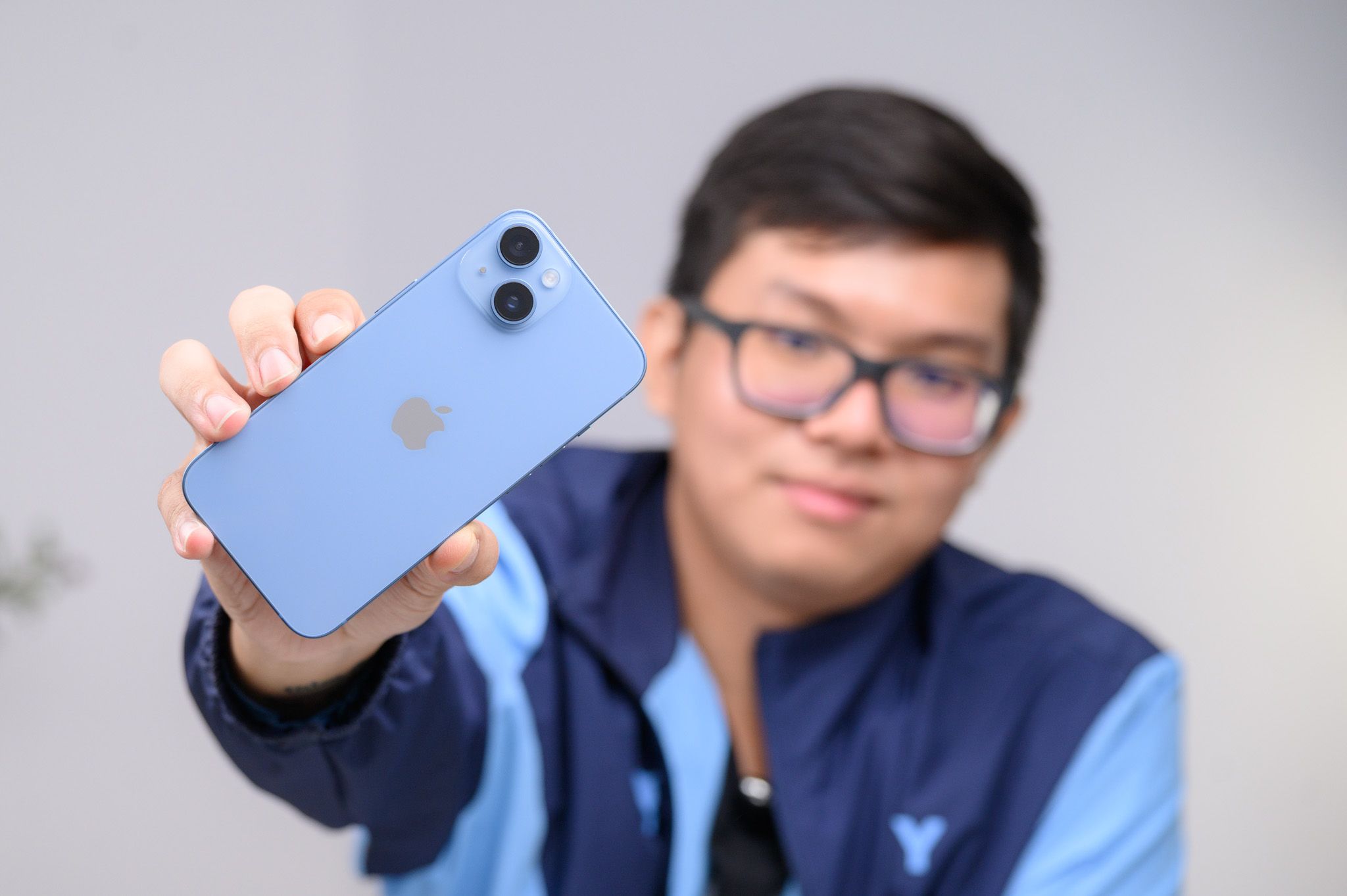 Trên tay iPhone 14: Bình cũ, rượu cũng hơi cũ