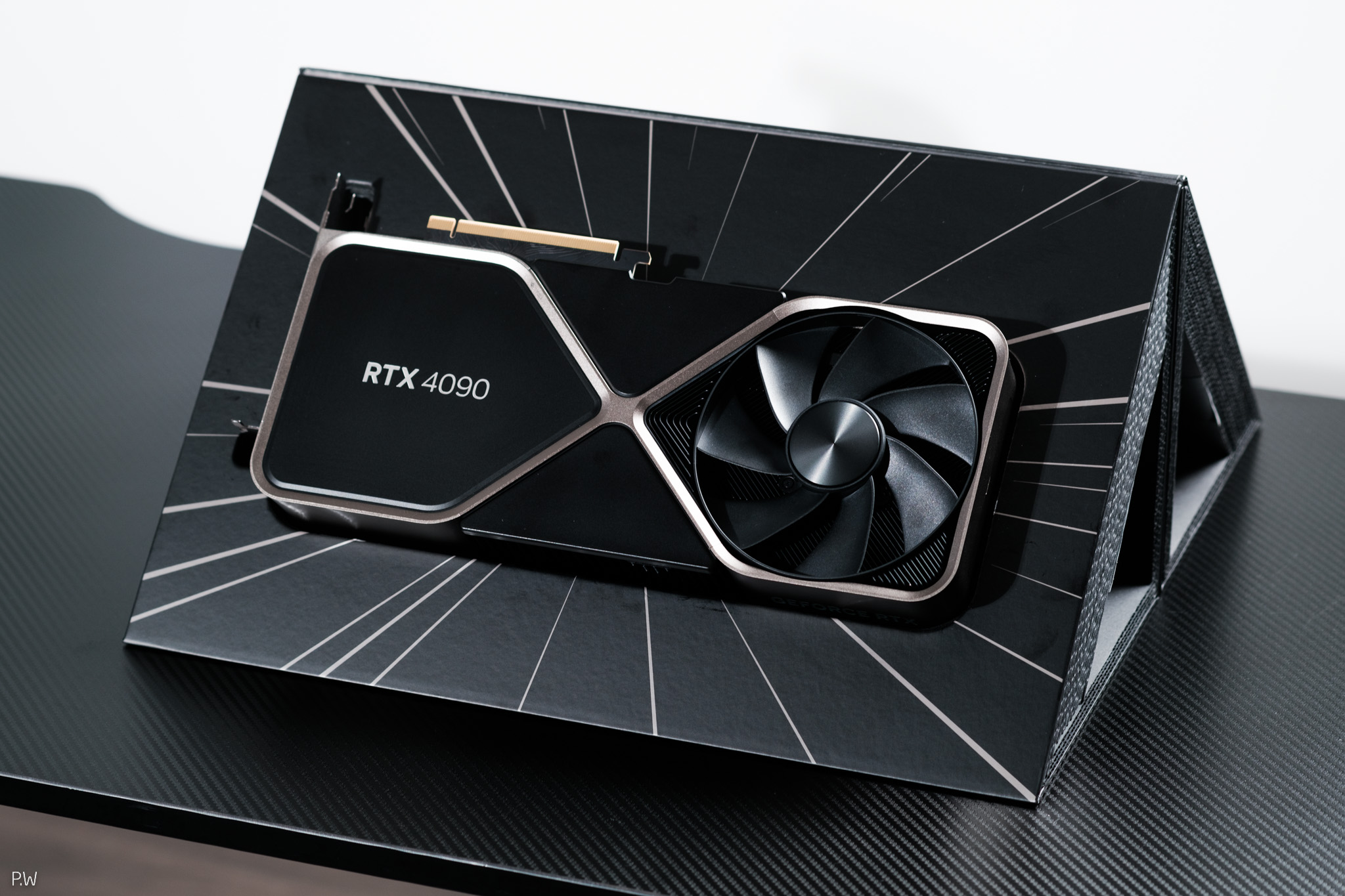 Trên tay GeForce RTX 4090 Founders Edition: Chào mừng đến với thời kỳ mới của định luật Moore