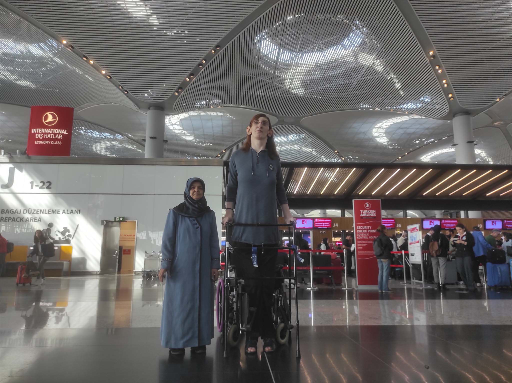 004 Gelgi tallest woman.jpg