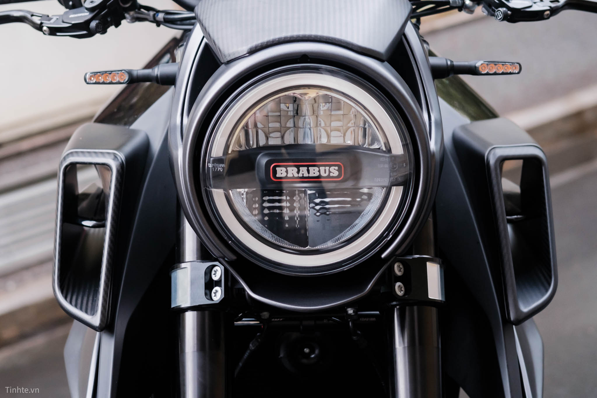 tren-tay-BRABUS-1300R-tinhte-03.jpg