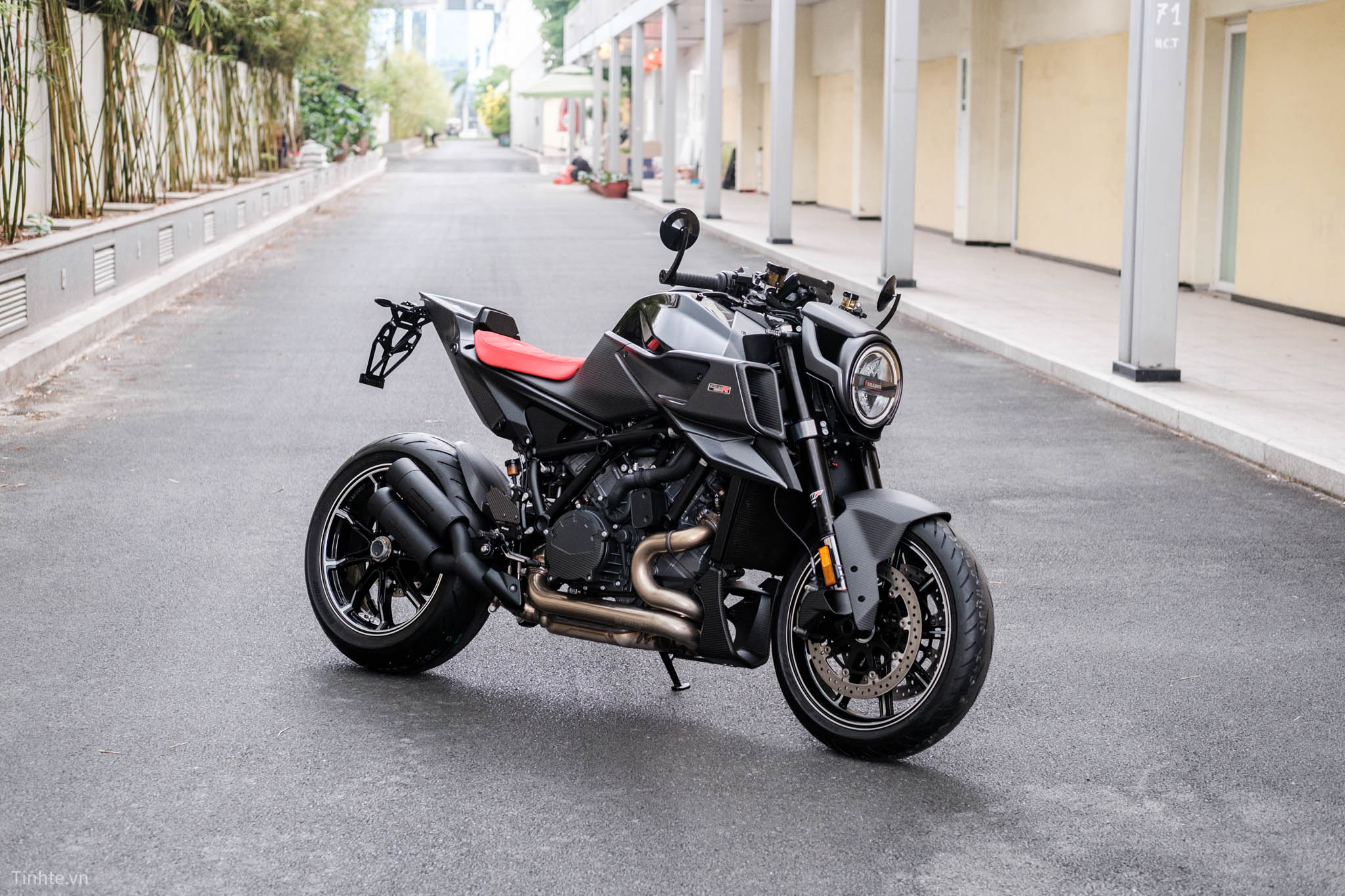 Chi tiết BRABUS 1300 R tại Việt Nam: là 1 chiếc 1290 Super Duke R Evo độ bởi BRABUS, giá từ 2,2 tỷ