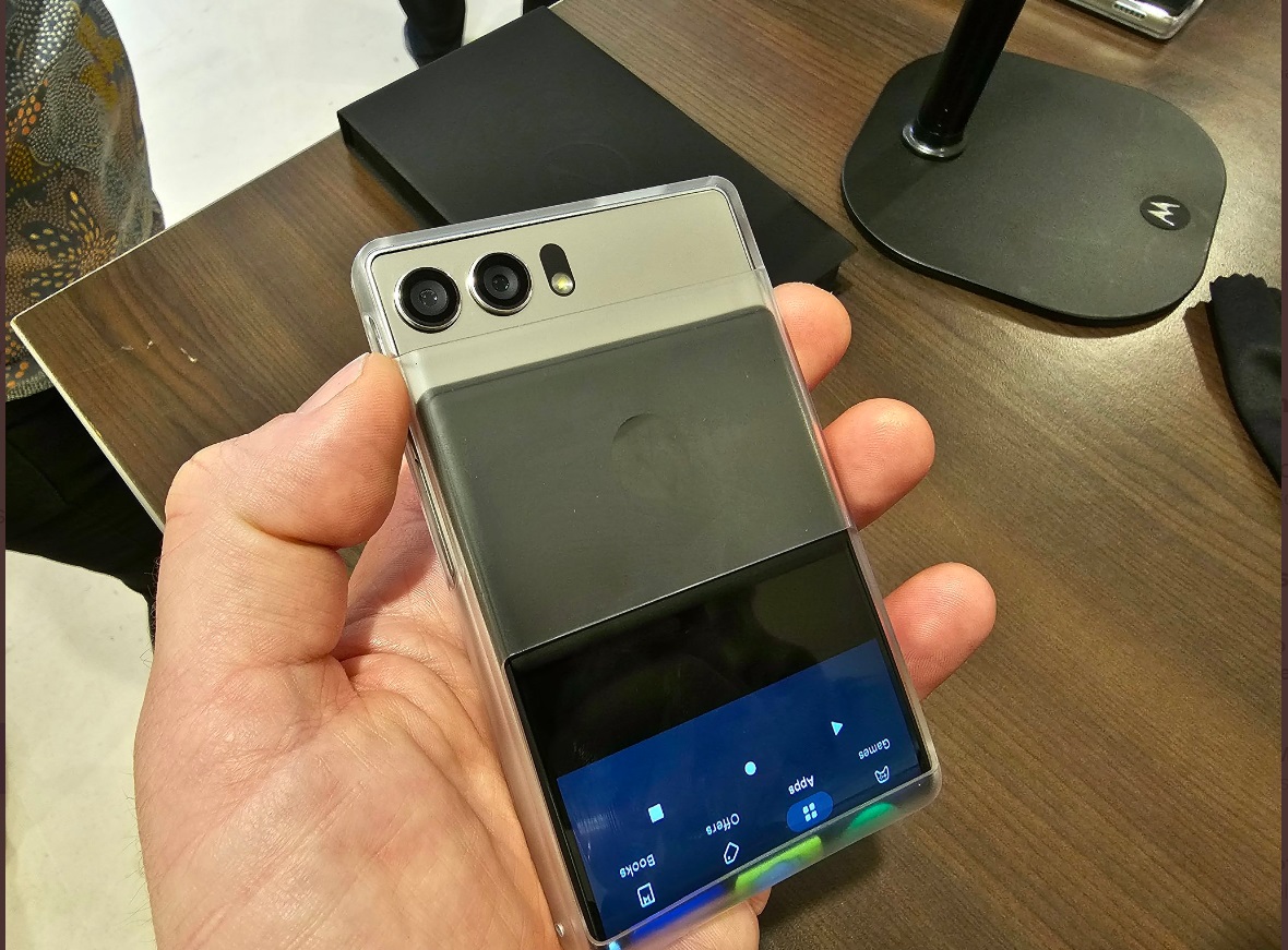 1.Mặt_Sau_Motorola_Rizr.jpg