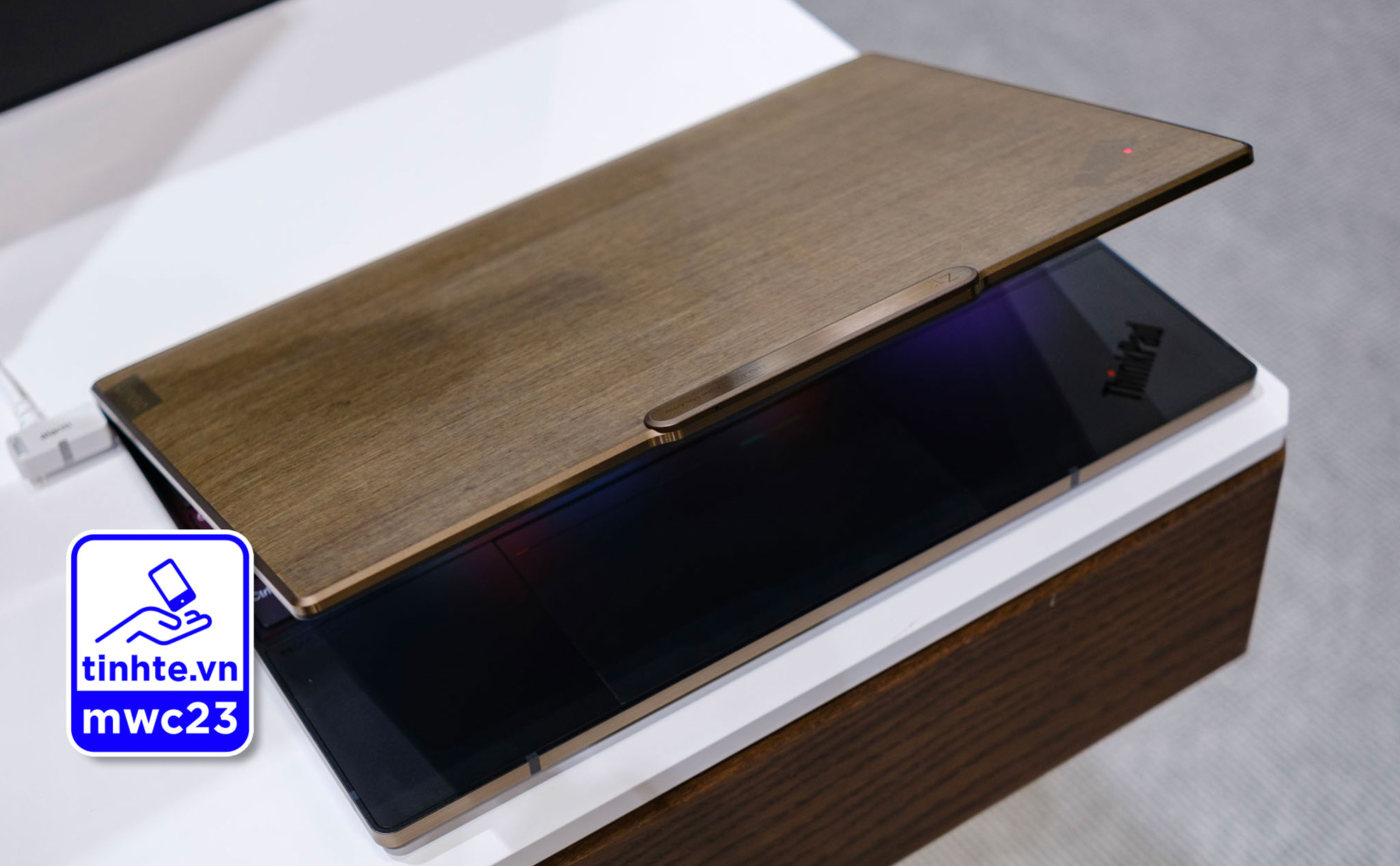 MWC 2023: Trên tay Lenovo ThinkPad Z13 Gen2 - vỏ máy sợi thực vật đẹp mắt, hộp làm bằng bã mía