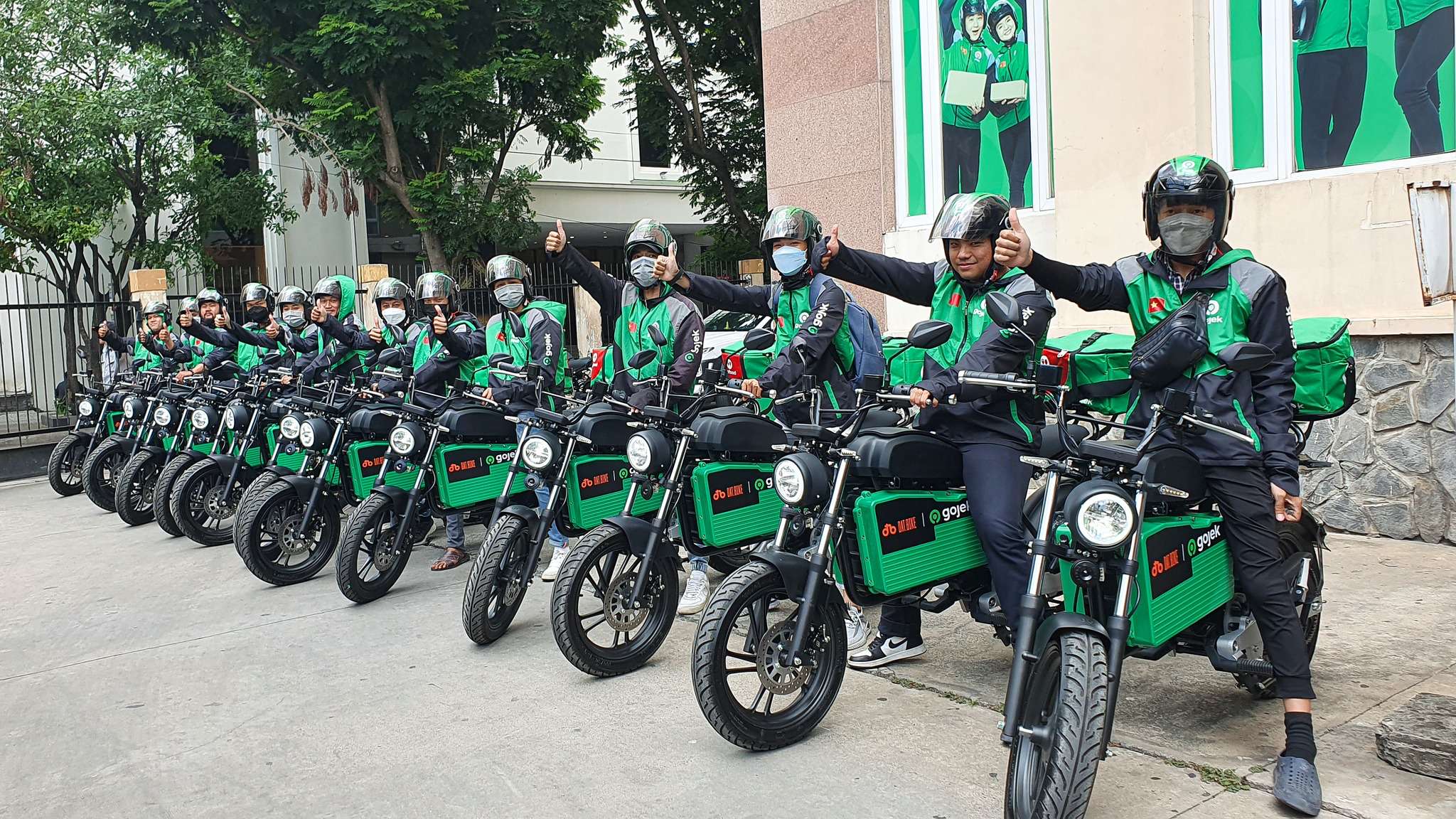 Gojek bắt tay với Dat Bike dùng xe điện Weaver++ để giao hàng và chở khách