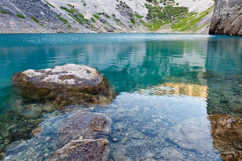 Blue-lake-surface-850x567.jpg
