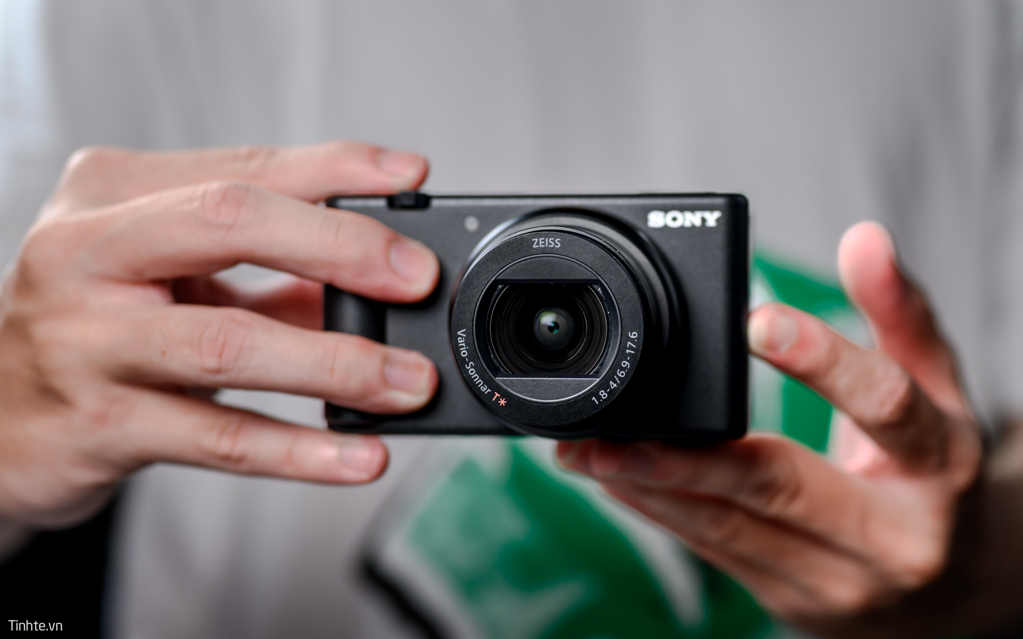 Trên tay nhanh Sony ZV-1 II: Thay đổi tiêu cự là điều đúng đắn