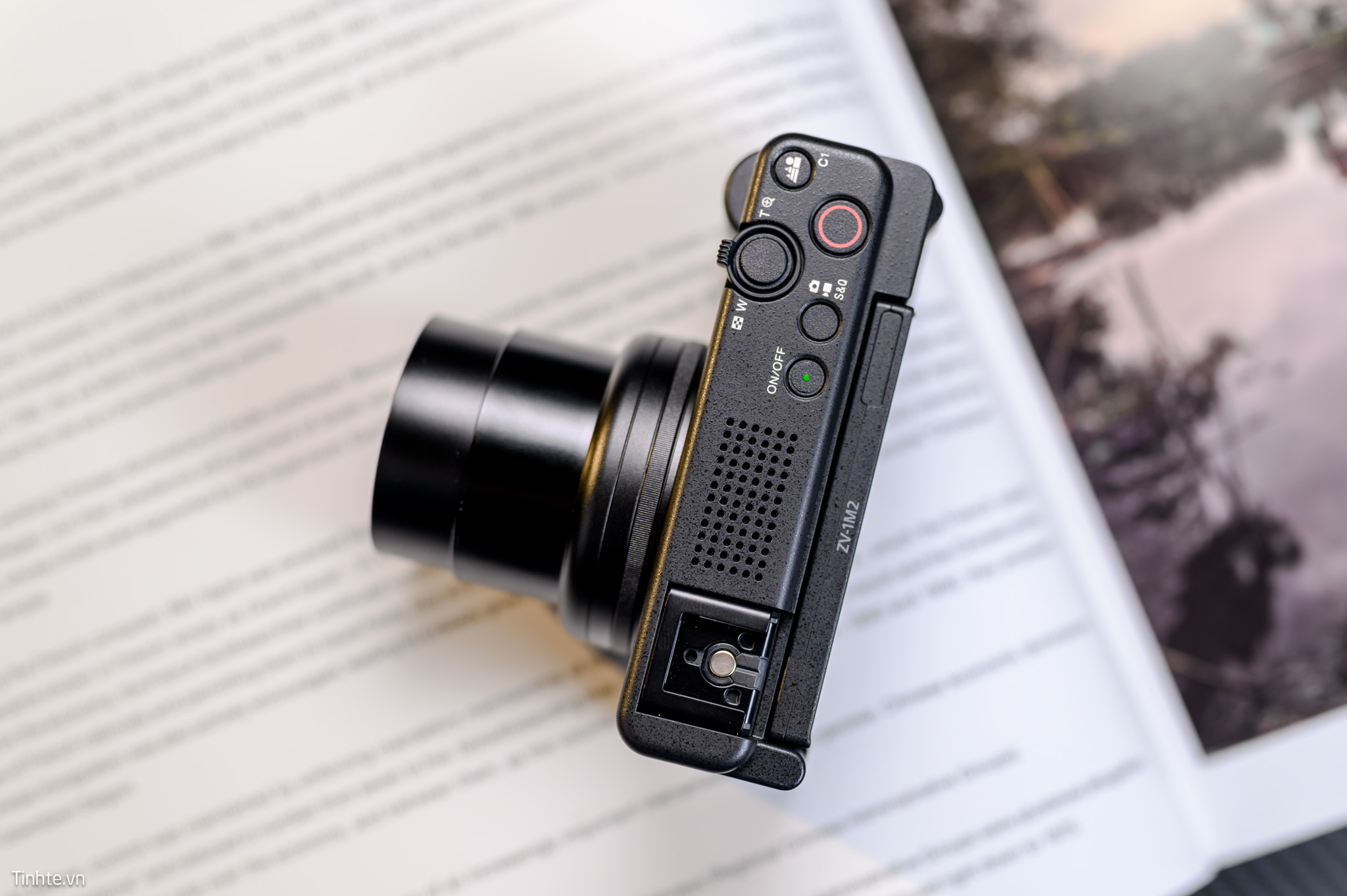 sony-zv-1-ii-tren-tay-tinh-te-9.jpg