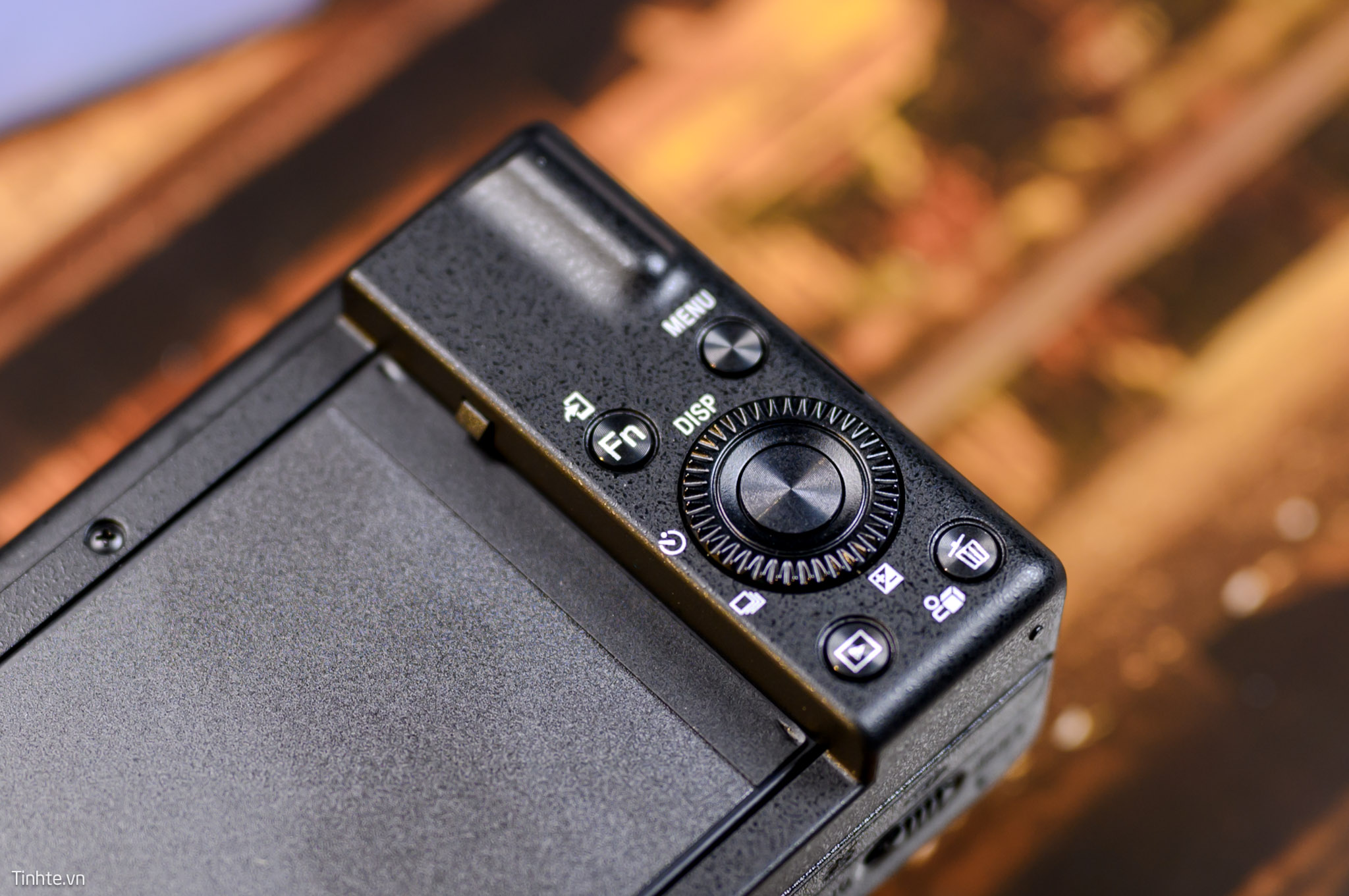sony-zv-1-ii-tren-tay-tinh-te-7.jpg