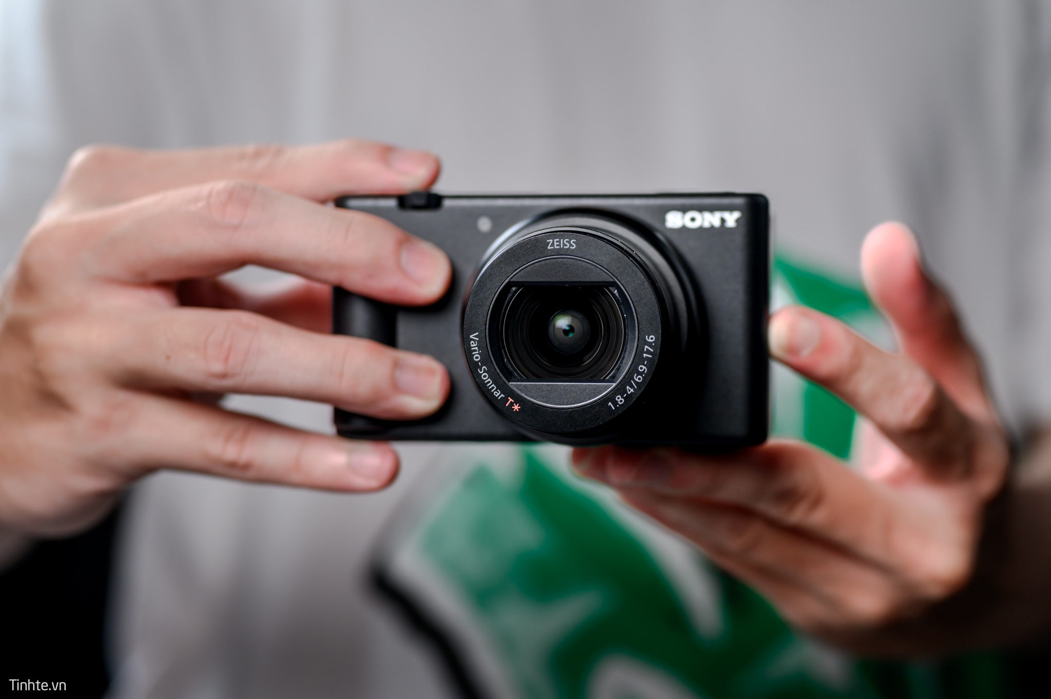 sony-zv-1-ii-tren-tay-tinh-te-18.jpg