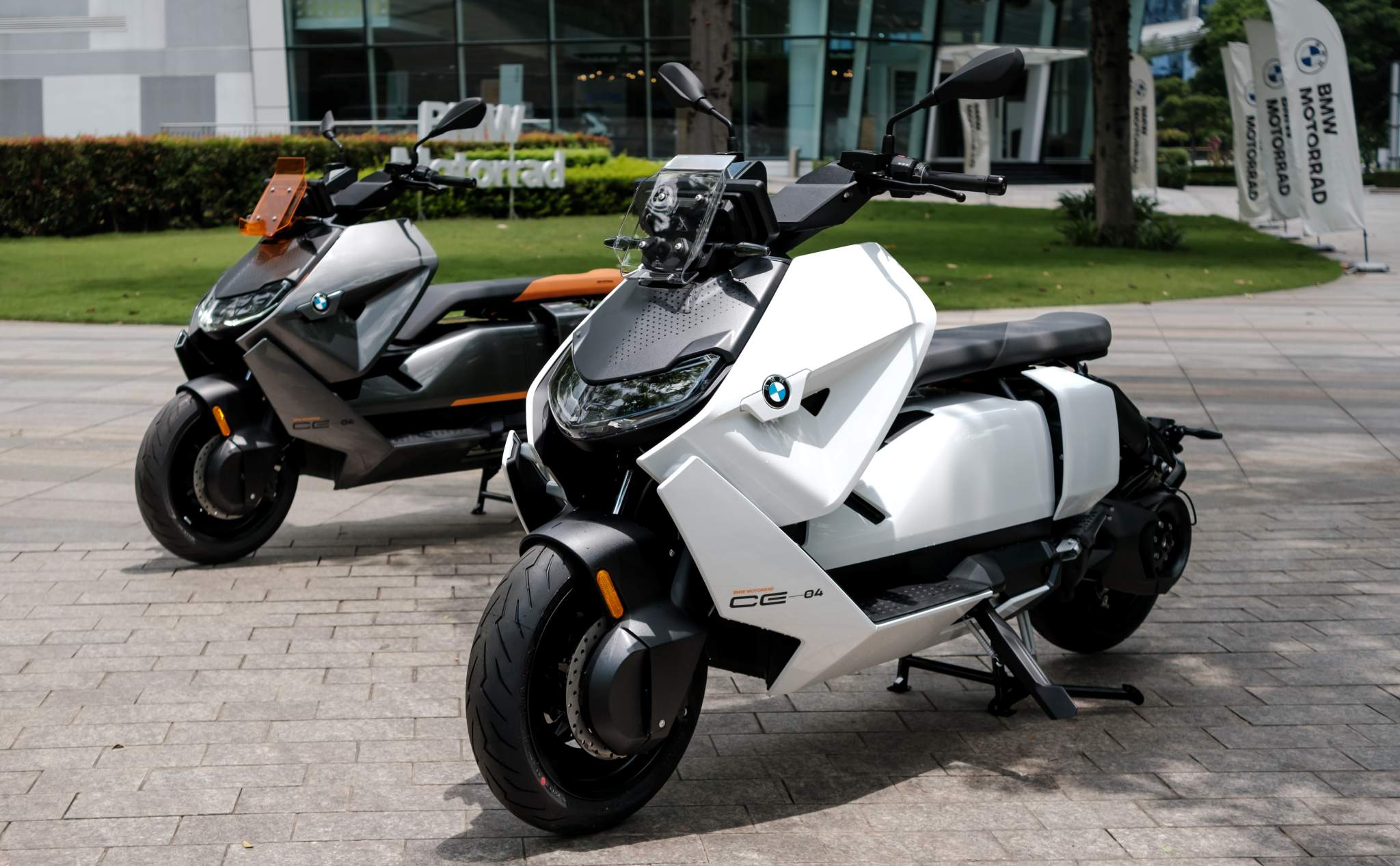 "Trên tay" BMW CE-04 ở Việt Nam: như 1 chiếc phi thuyền, rất mạnh, chạy 130 km mỗi lần sạc