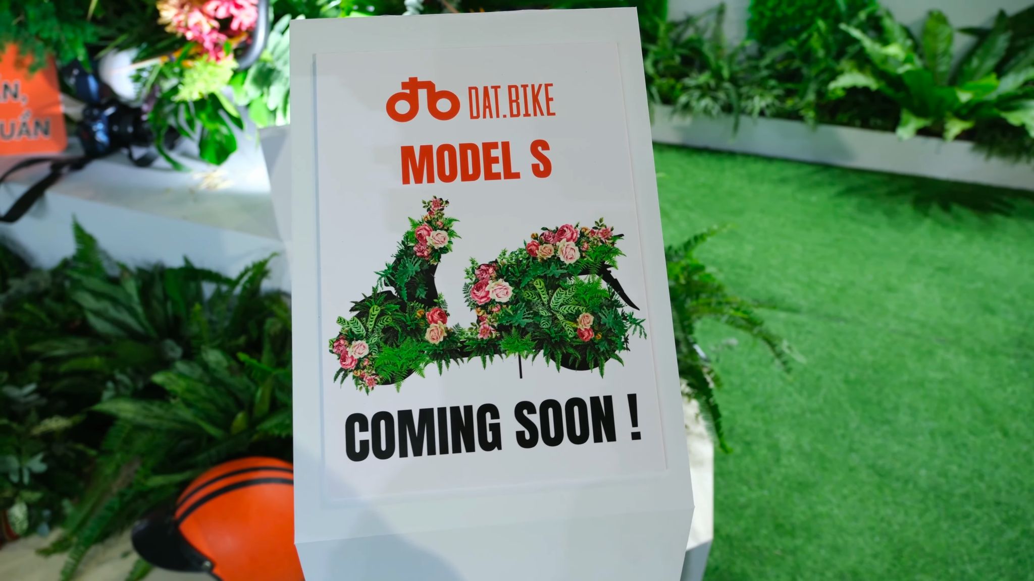 Dat Bike sắp ra mắt "Model S", xe máy điện dáng tay ga, cốp đựng được 2 nón 3/4
