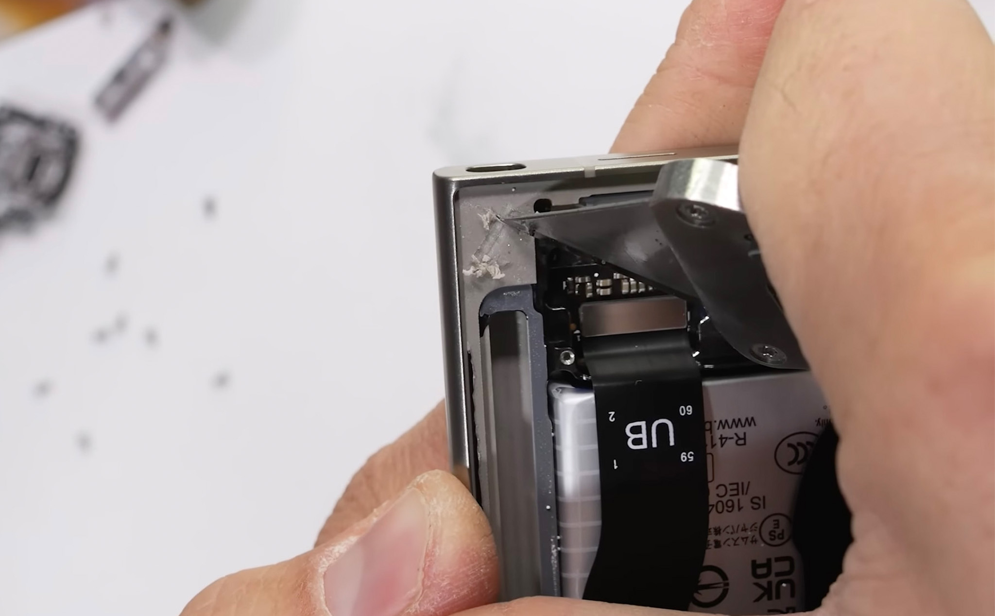 Bung máy Galaxy S24 Ultra: Khung Titanium Grade 2, nguyên chất nhưng độ bền thấp hơn Grade 5