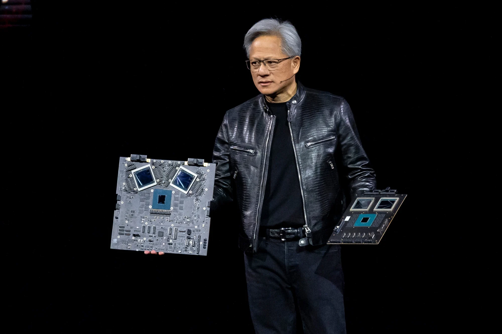 Nvidia Blackwell B200: Chip AI mạnh nhất thế giới, mạnh hơn H200 từ 2.5 đến 5 lần, thiết kế chiplet