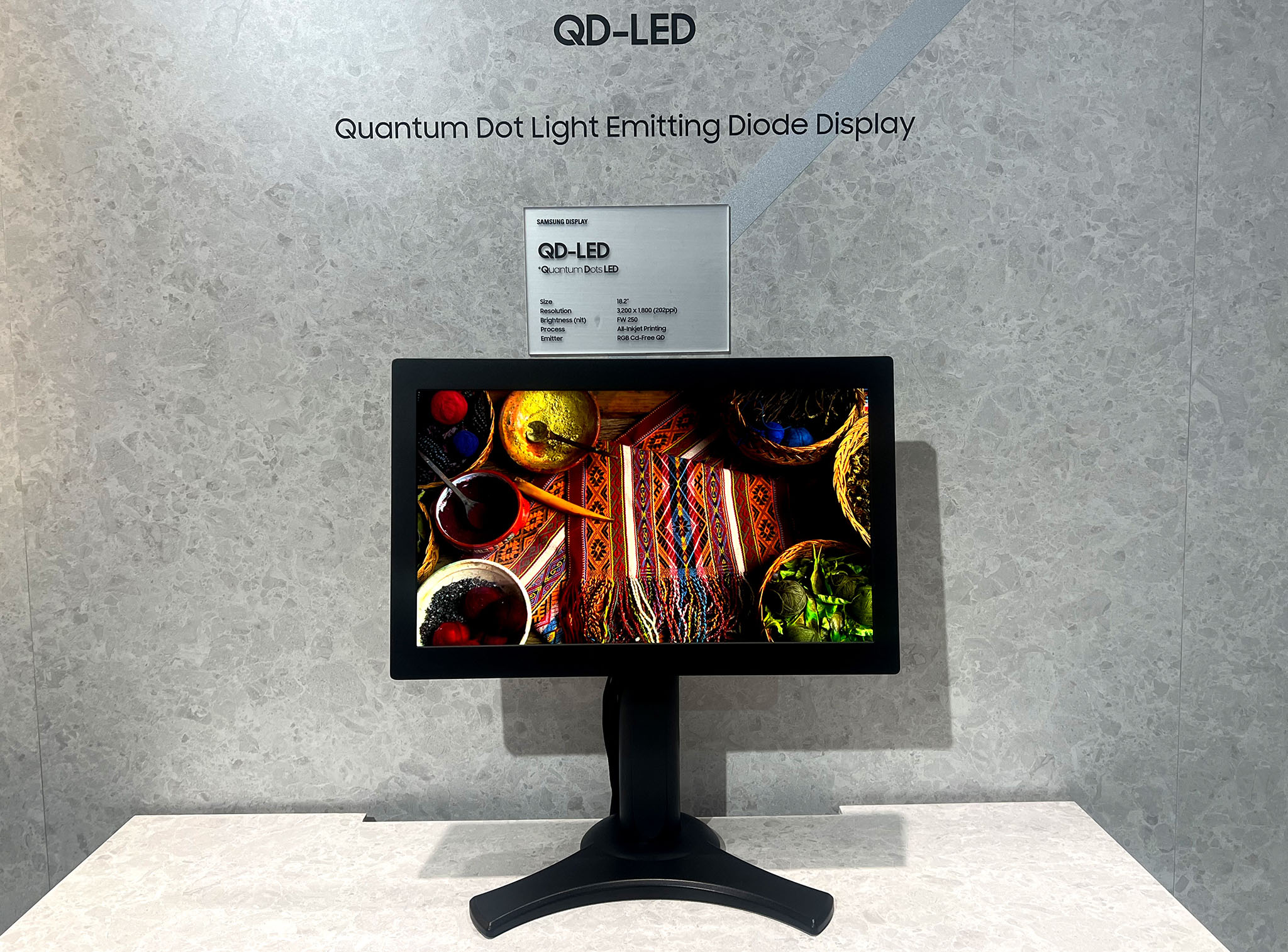 Samsung trình diễn màn hình QD-LED, chấm lượng tử chính là nguồn sáng, thay thế QD-OLED