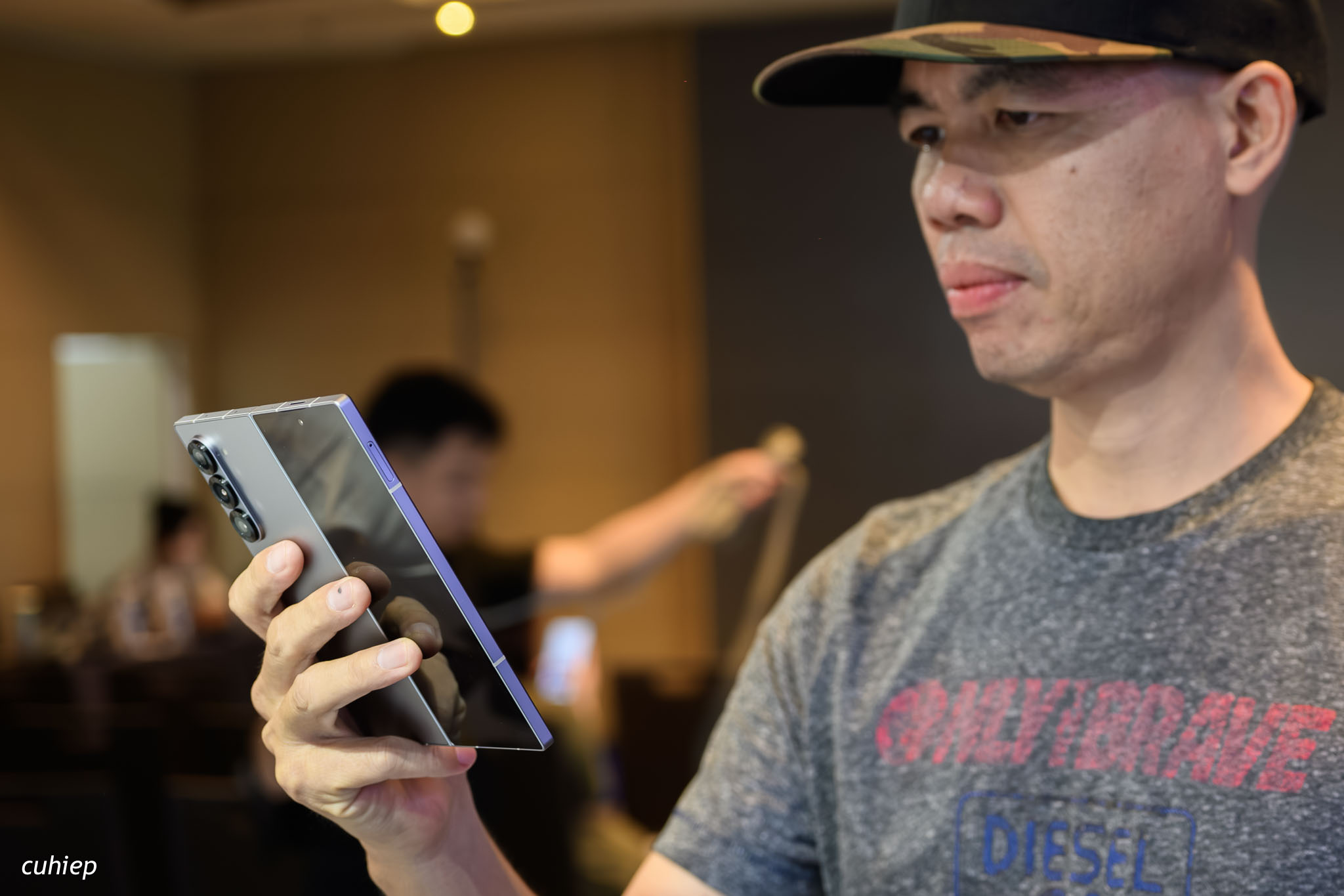 Trên tay Samsung Galaxy Z Fold6: đẹp hơn, nhẹ hơn, AI là quan trọng