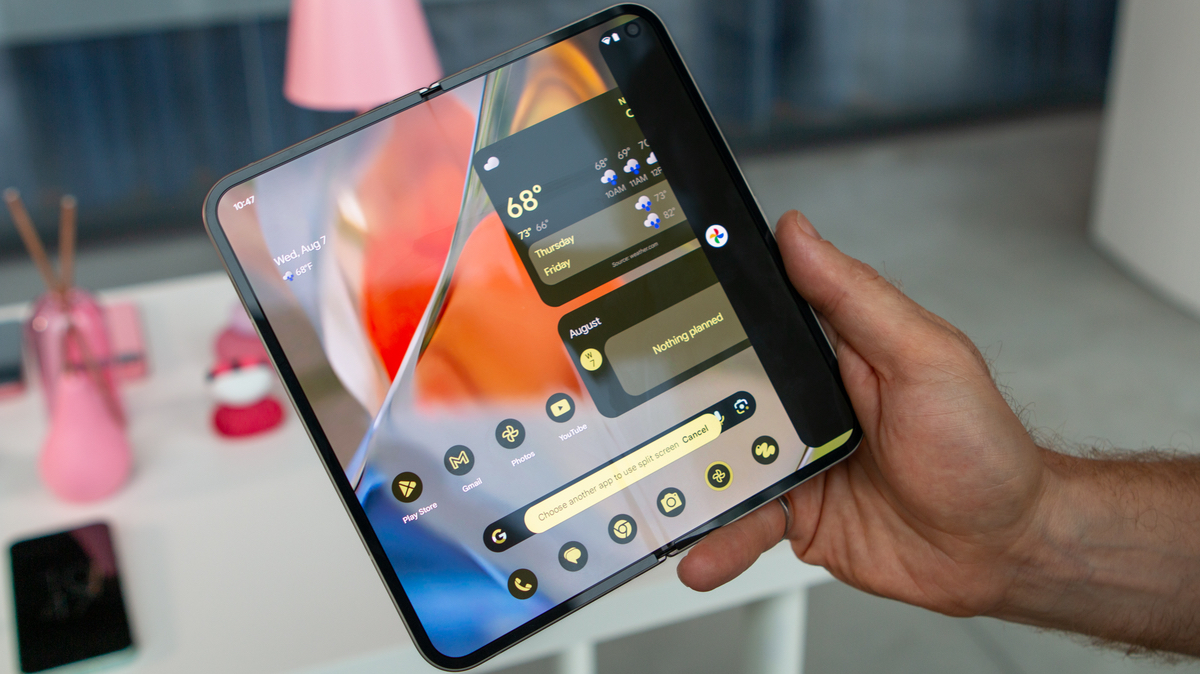 Pixel 9 Pro Fold có kích thước tương tự như là Z Fold6 của Samsung. Hy vọng là Google sẽ làm cái...