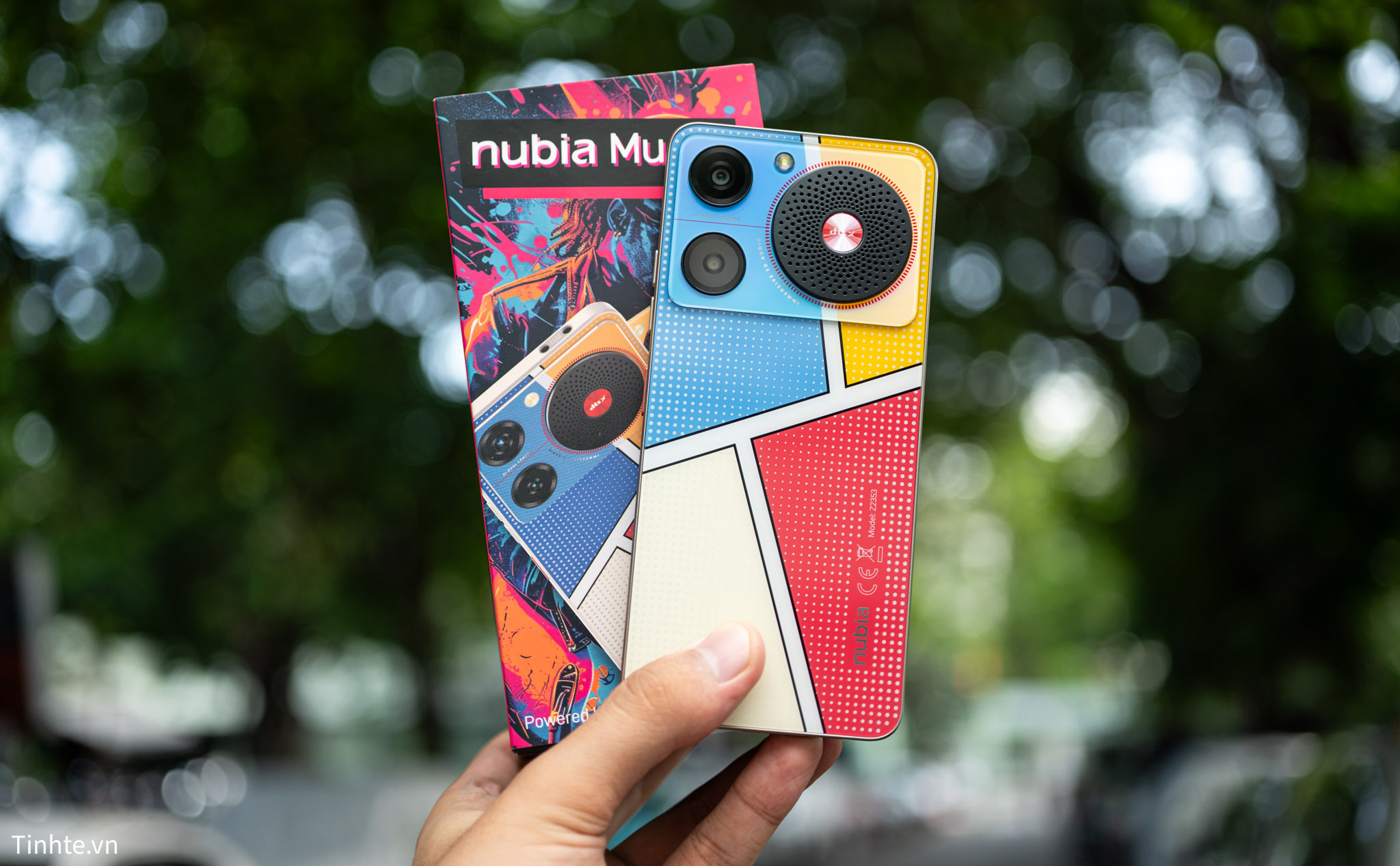 Mở hộp và trên tay nubia Music: Mặt lưng Pop Art, thiết kế loa ngoài thú vị, 2 cổng âm thanh 3.5 mm