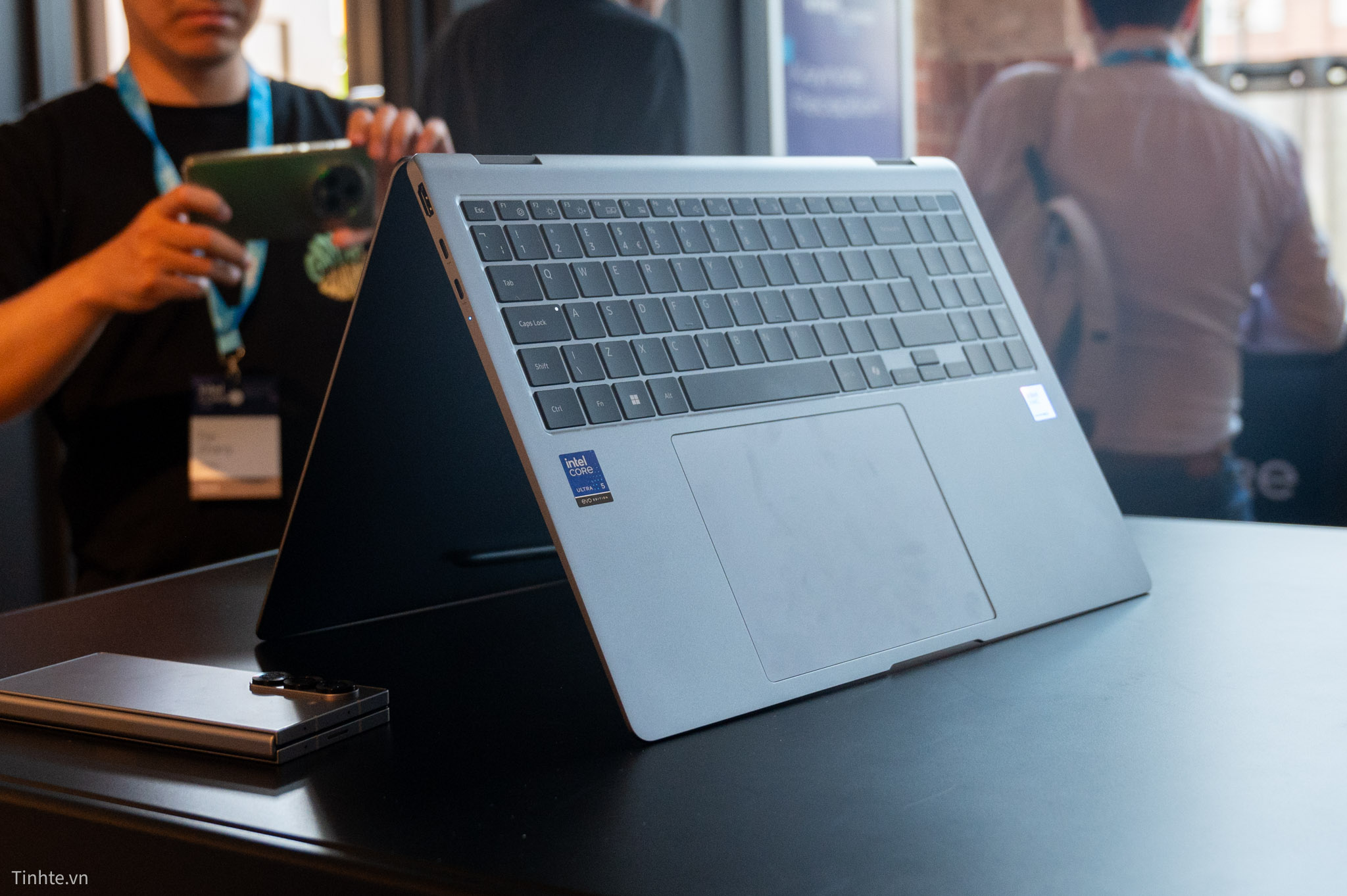 Intel Core Ultra hand on-001.jpg