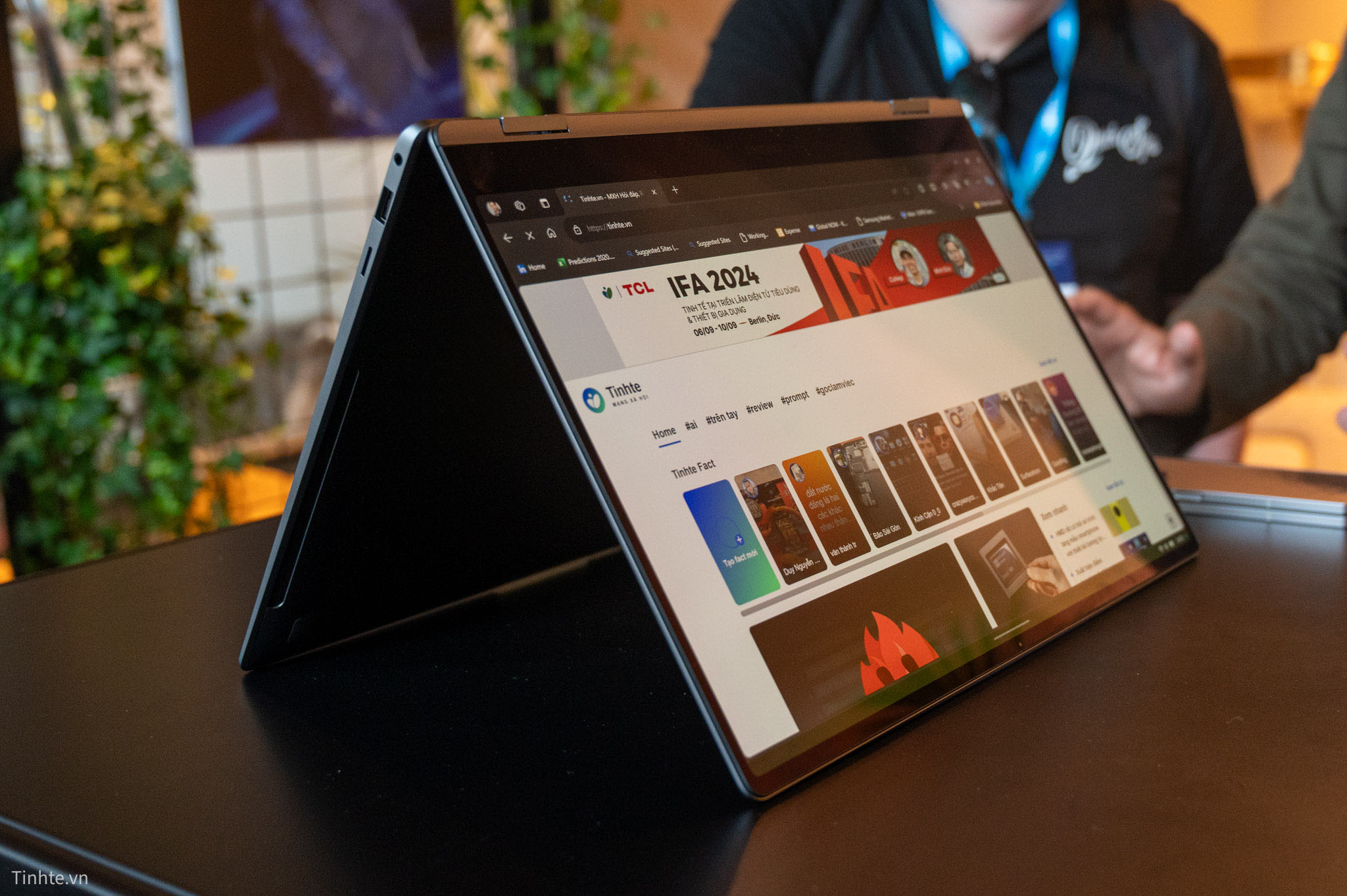 Trên tay nhanh Samsung Galaxy Book5 Pro 360: rất đẹp, màn 16" Dynamic AMOLED 2X, Core Ultra 200V