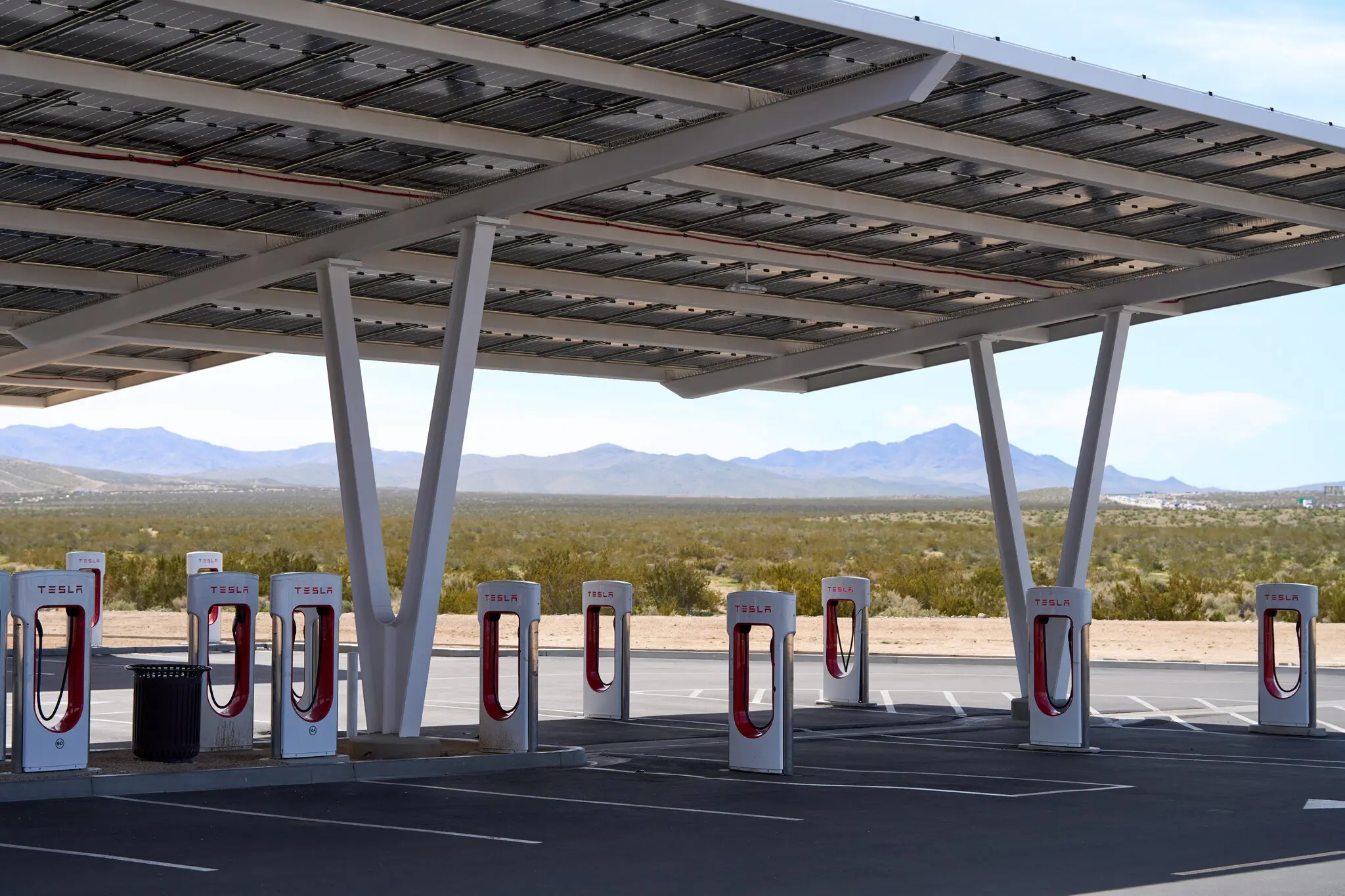 Tesla cấp phép sử dụng trạm sạc cho các hãng xe điện khác, bắt đầu từ General Motors