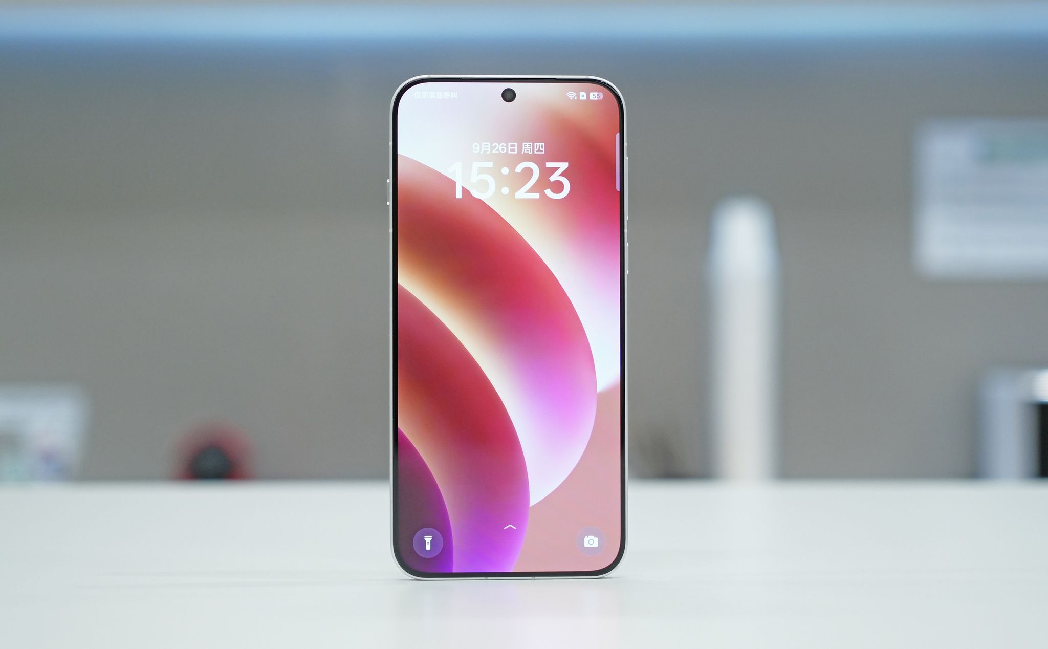 Hình ảnh mặt trước OPPO Find X8 với viền màn hình rất mỏng