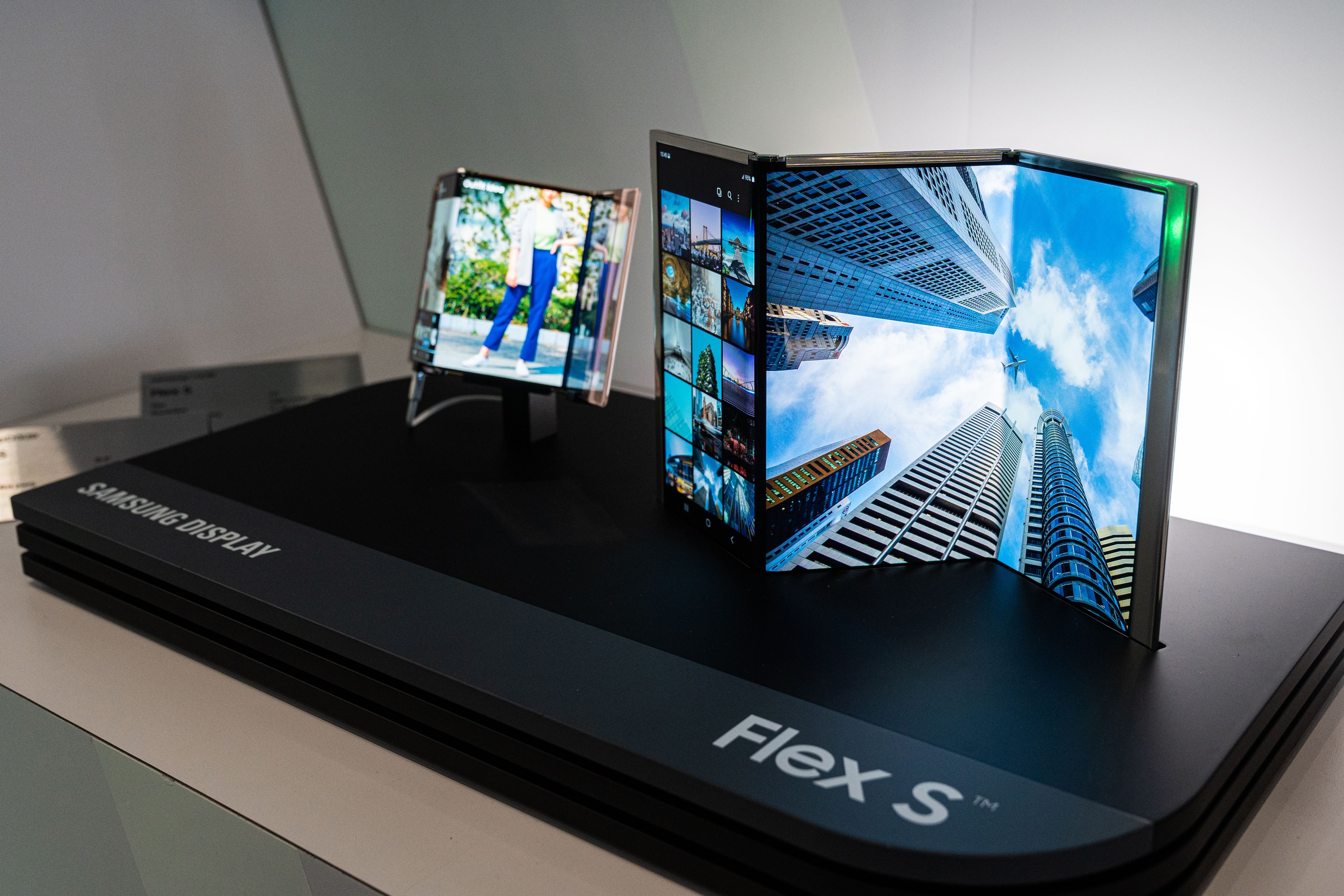 Samsung-Flex-S-OLED-Foldable-Dis.jpg