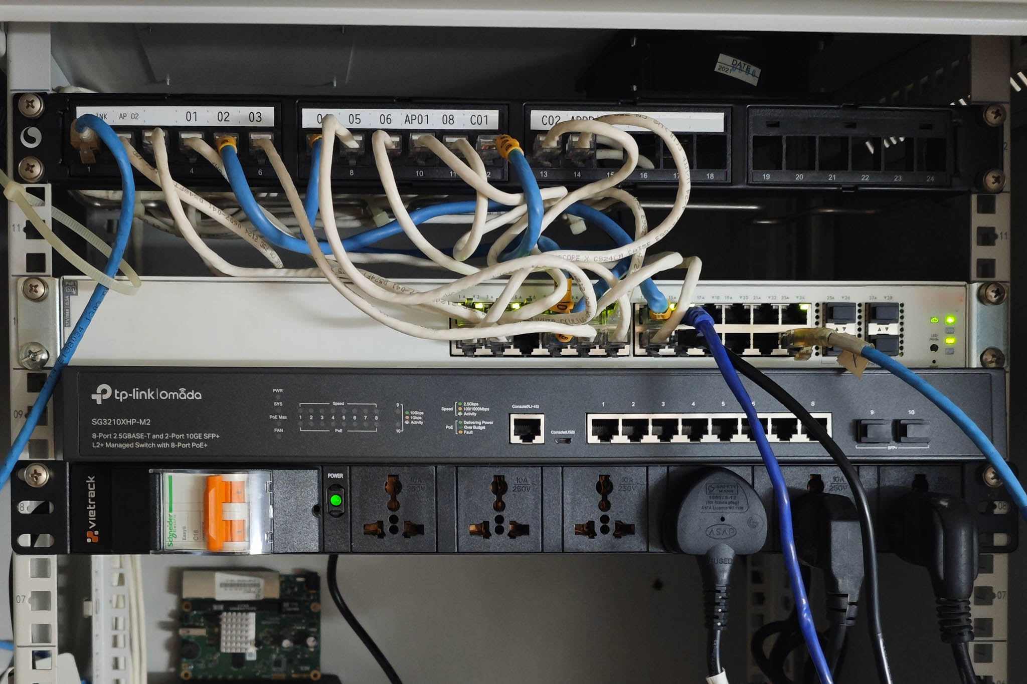 switch-1gbe-2.5gbe-tp-link-omada.jpg