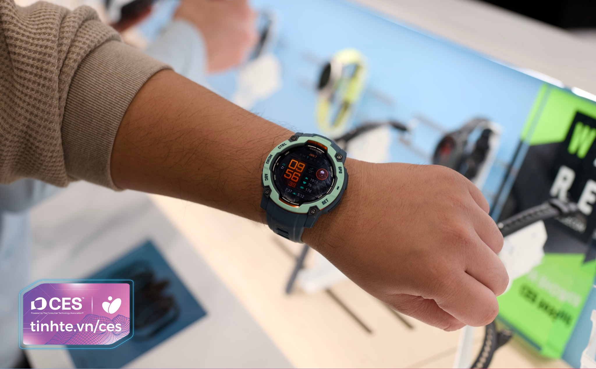 CES 2025: Trên tay Garmin Instinct 3 bản AMOLED: Ngoại hình đẹp, có thêm đèn pin, giá từ 449 đô
