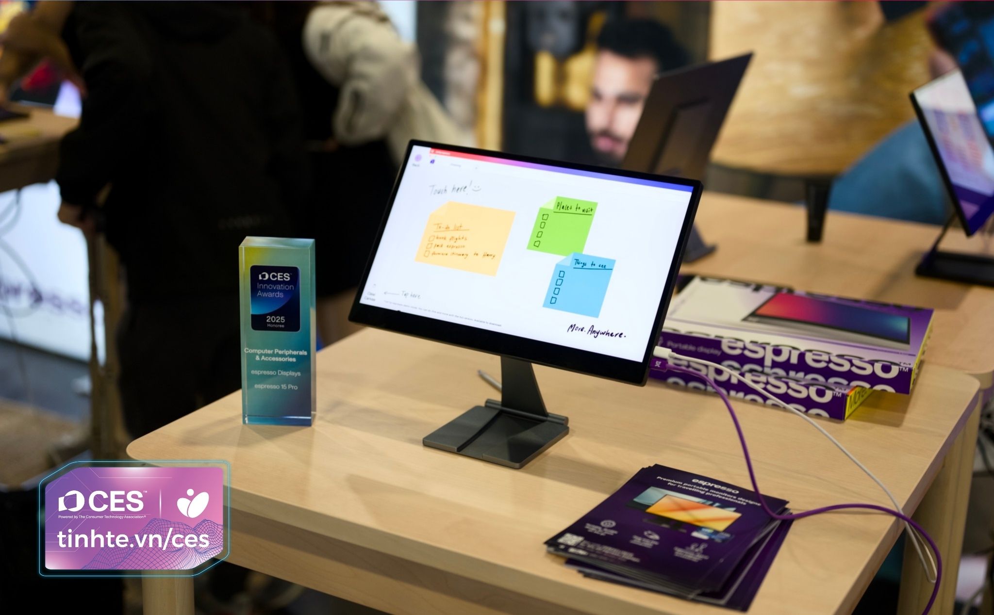 CES 2025: Trên tay màn hình di động Espresso Pro 15, độ sáng 550 nits, 4K, đế có thể tháo rời