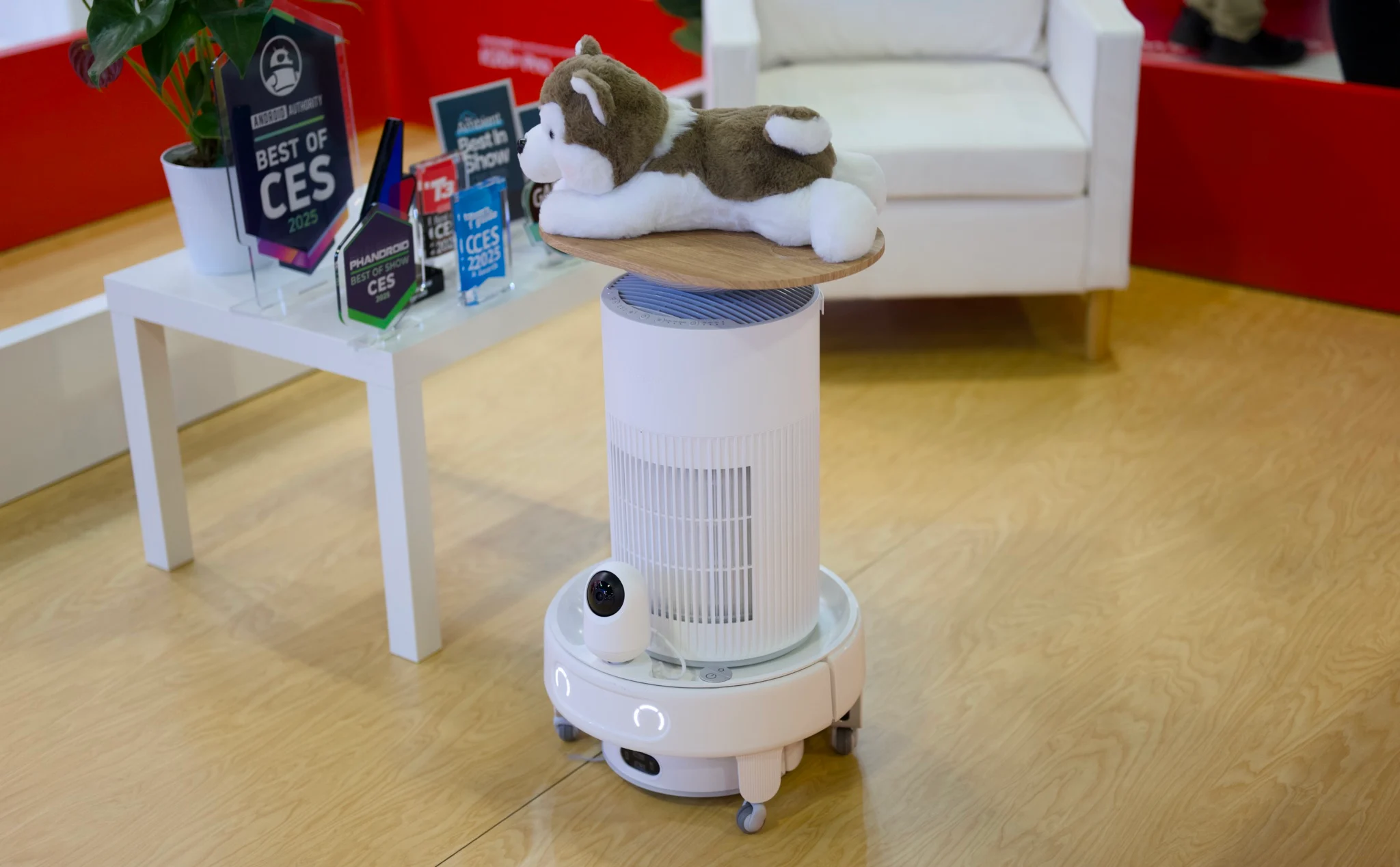 CES 2025: Trên tay SwitchBot K20 Plus Pro: Robot đa năng, không chỉ có hút bụi