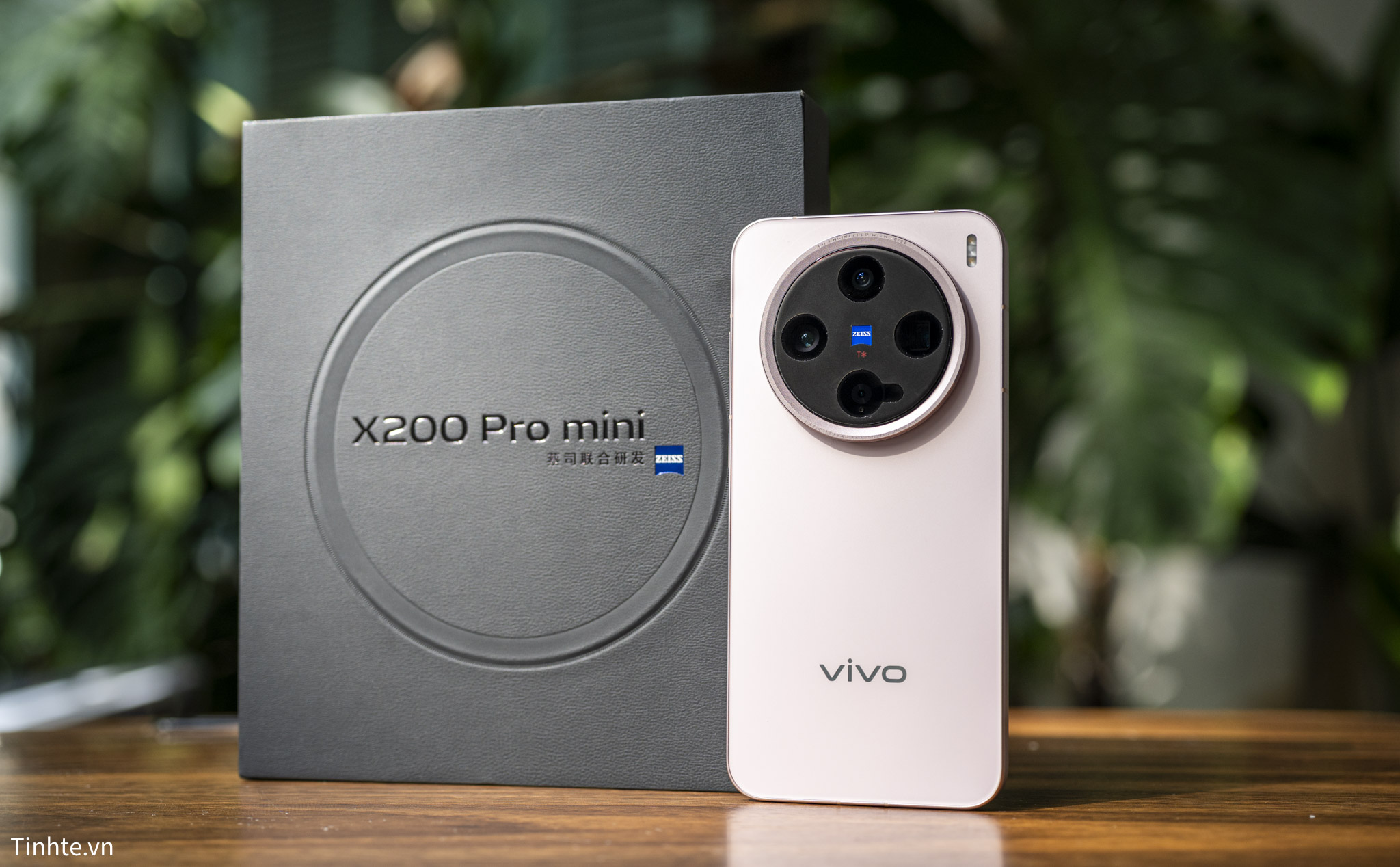 Trên tay vivo X200 Pro mini: Thiết kế gọn nhẹ, pin 5.700 mAh, camera ZEISS, Dimensity 9400
