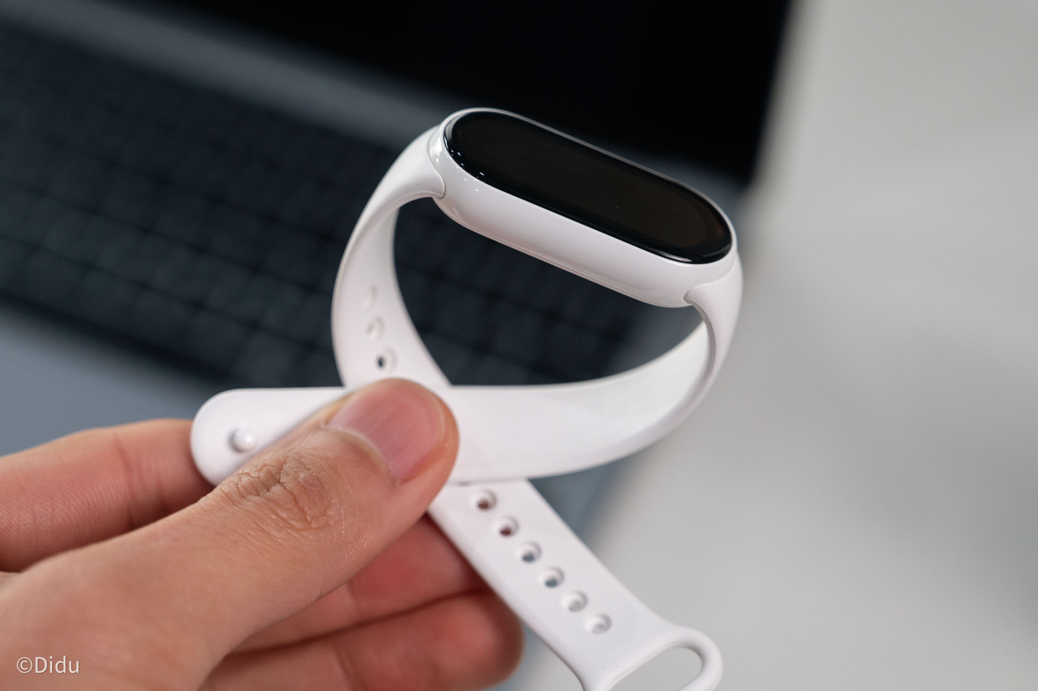 Trên tay Xiaomi Band 9 bản gốm: rất đẹp và thêm được thẻ thang máy