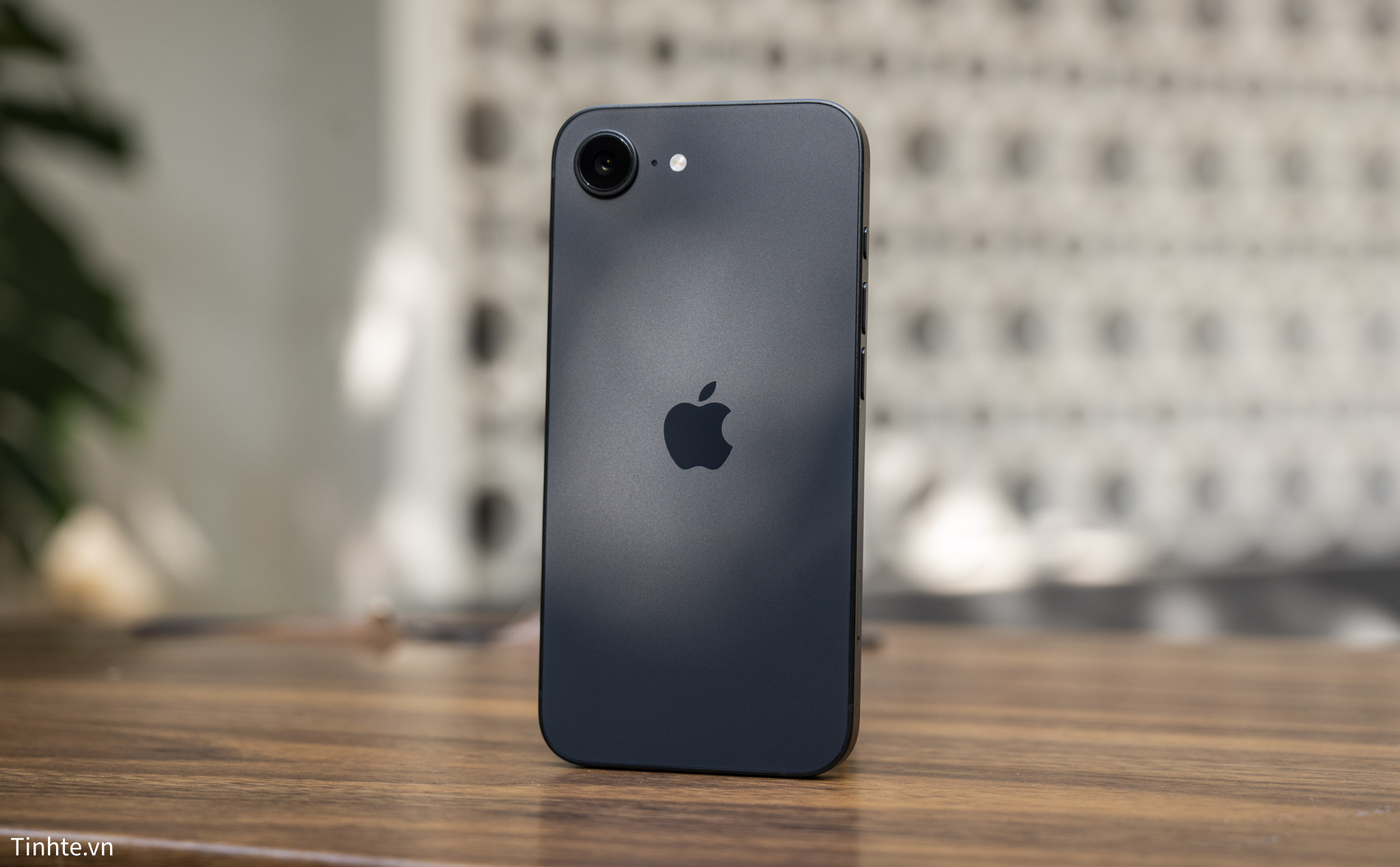 Trên tay iPhone 16e