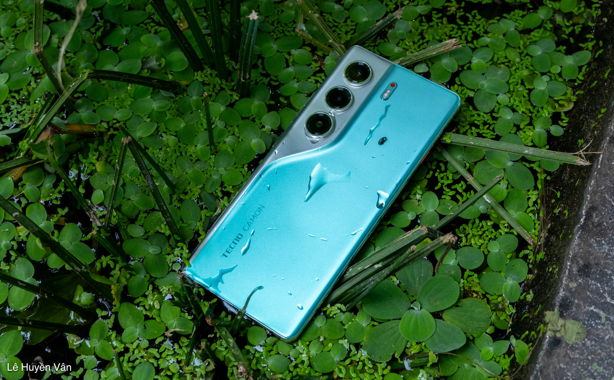 Trên tay nhanh TECNO CAMON 40 Pro: Thiết kế thanh thoát, màn hình cong, camera 50MP, 7 triệu đồng