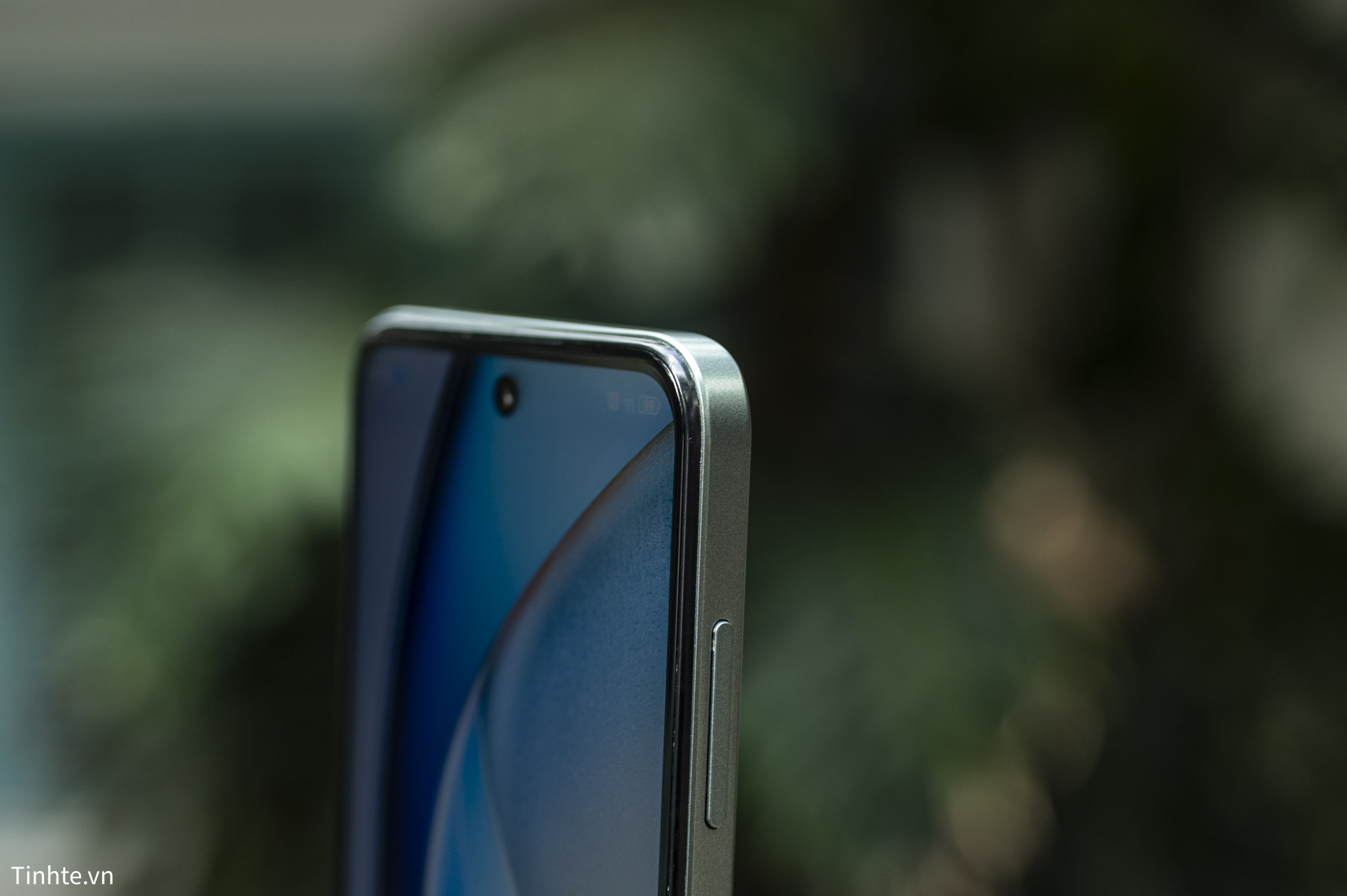 ZTE nubia V70 Design.tren tay.17.jpg