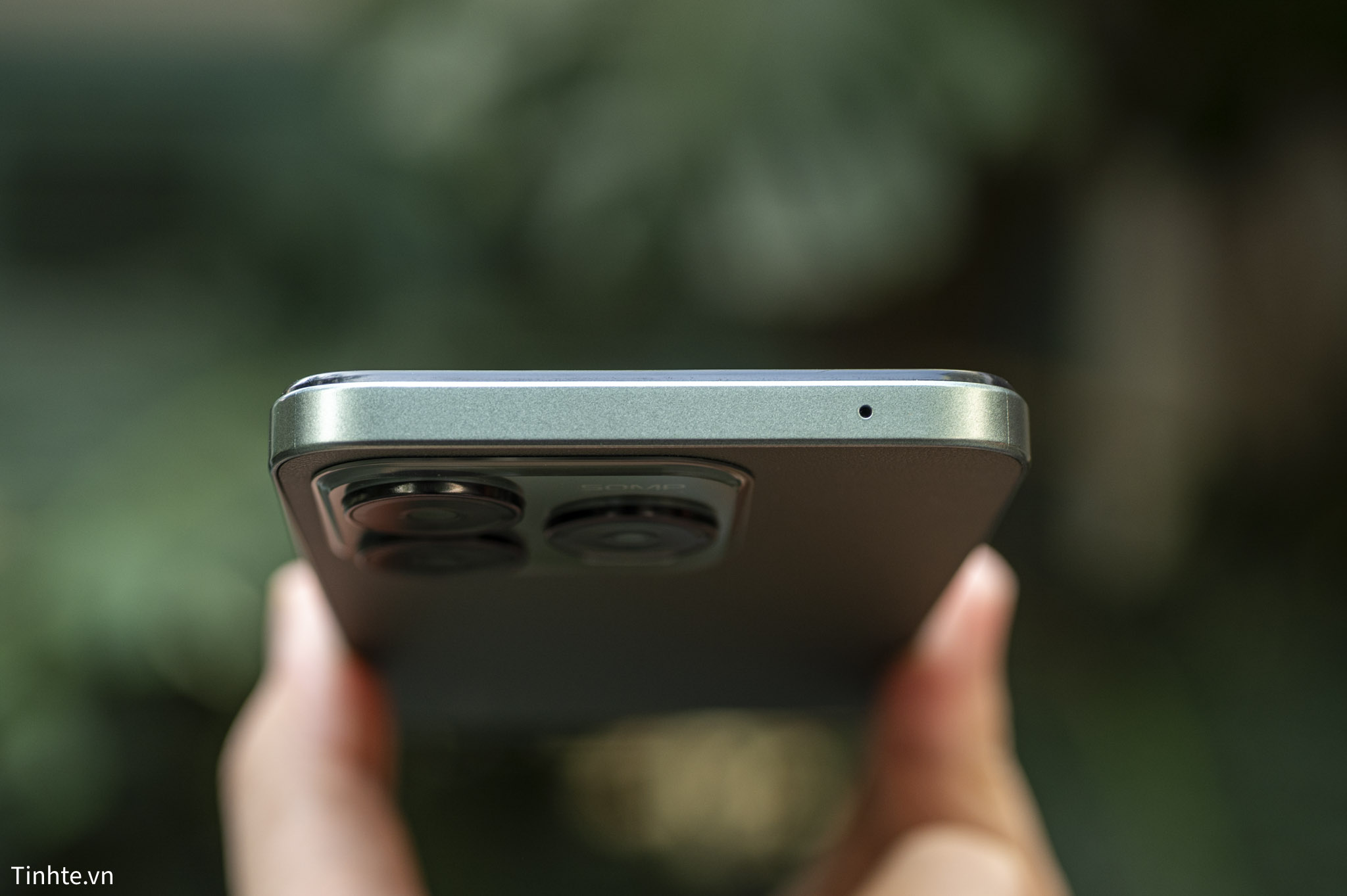 ZTE nubia V70 Design.tren tay.46.jpg