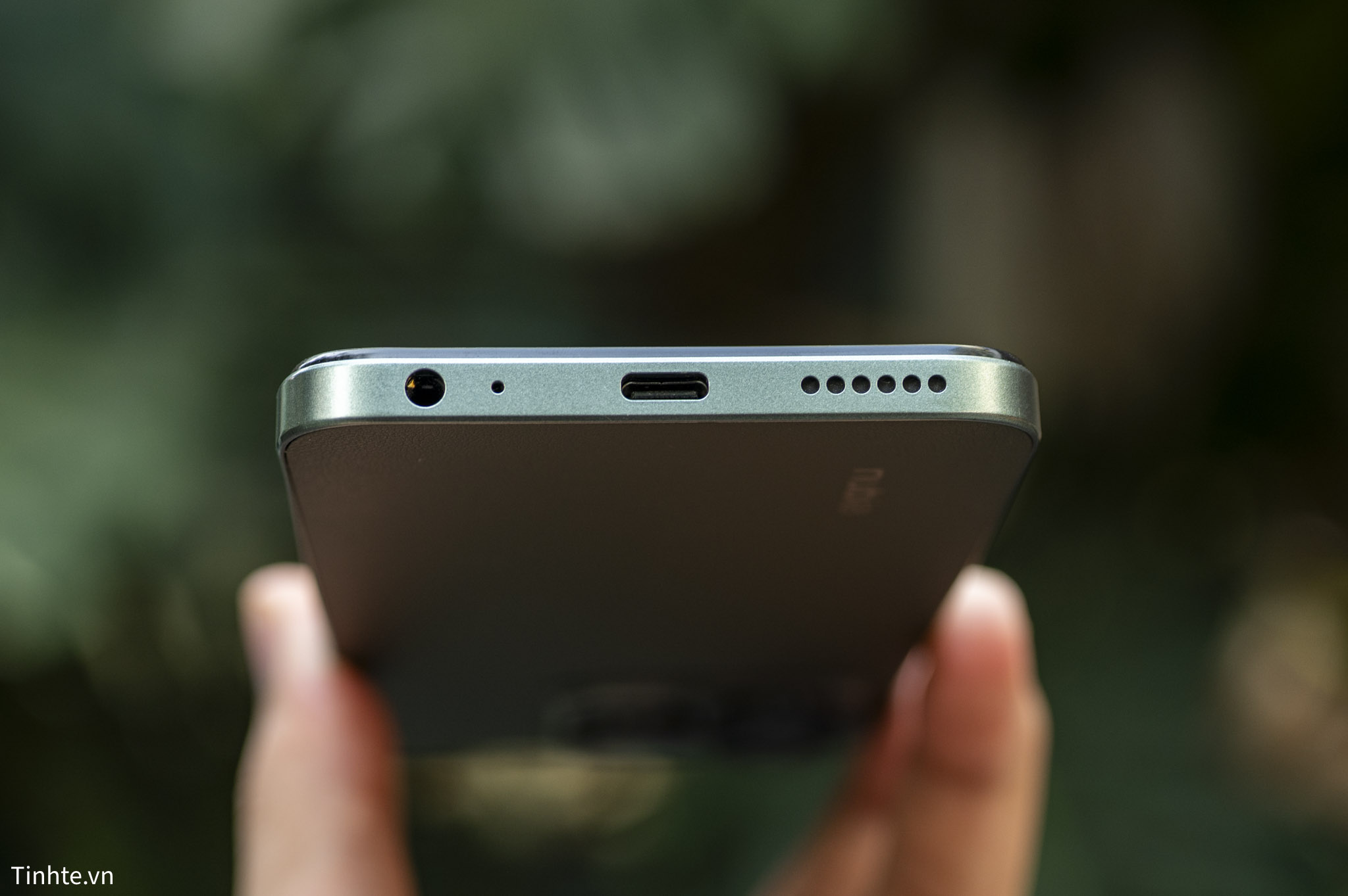 ZTE nubia V70 Design.tren tay.47.jpg