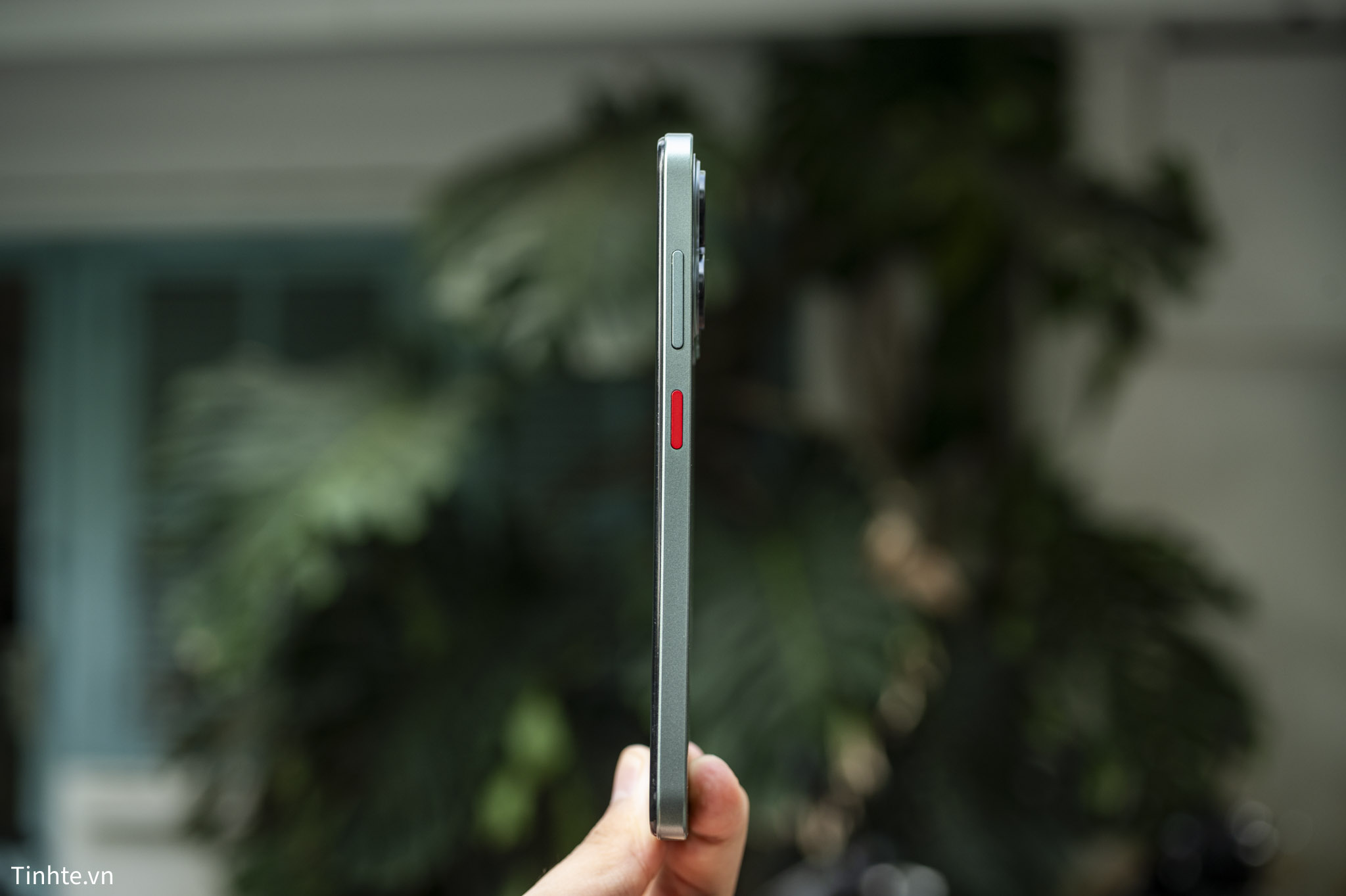 ZTE nubia V70 Design.tren tay.18.jpg